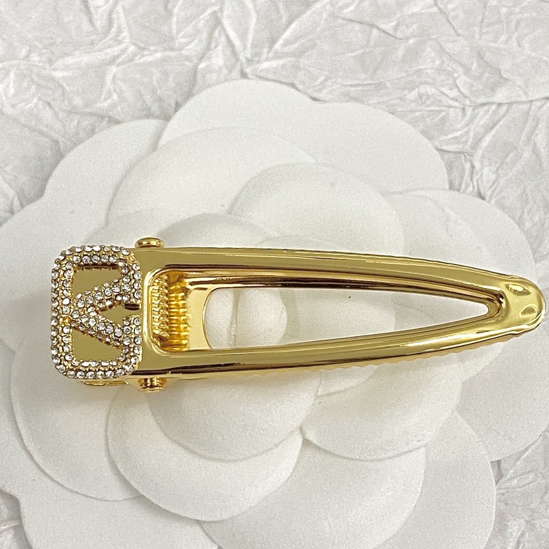 Valentino’s Vlogo Signature: Elegant, Stylish, and Youthful in Gold Camera Aesthetic. - 图片 4