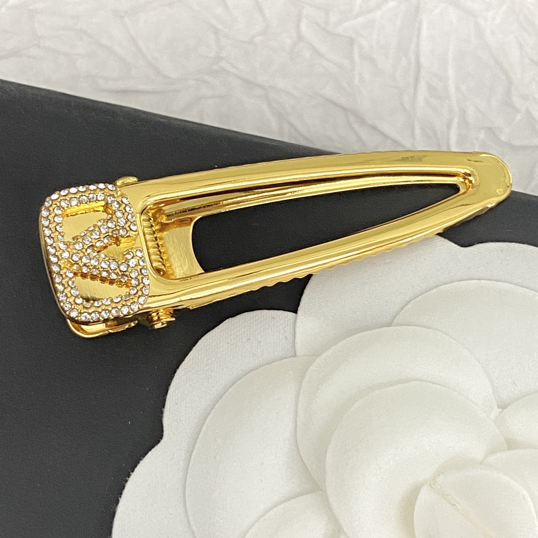 Valentino’s Vlogo Signature: Elegant, Stylish, and Youthful in Gold Camera Aesthetic. - 图片 6