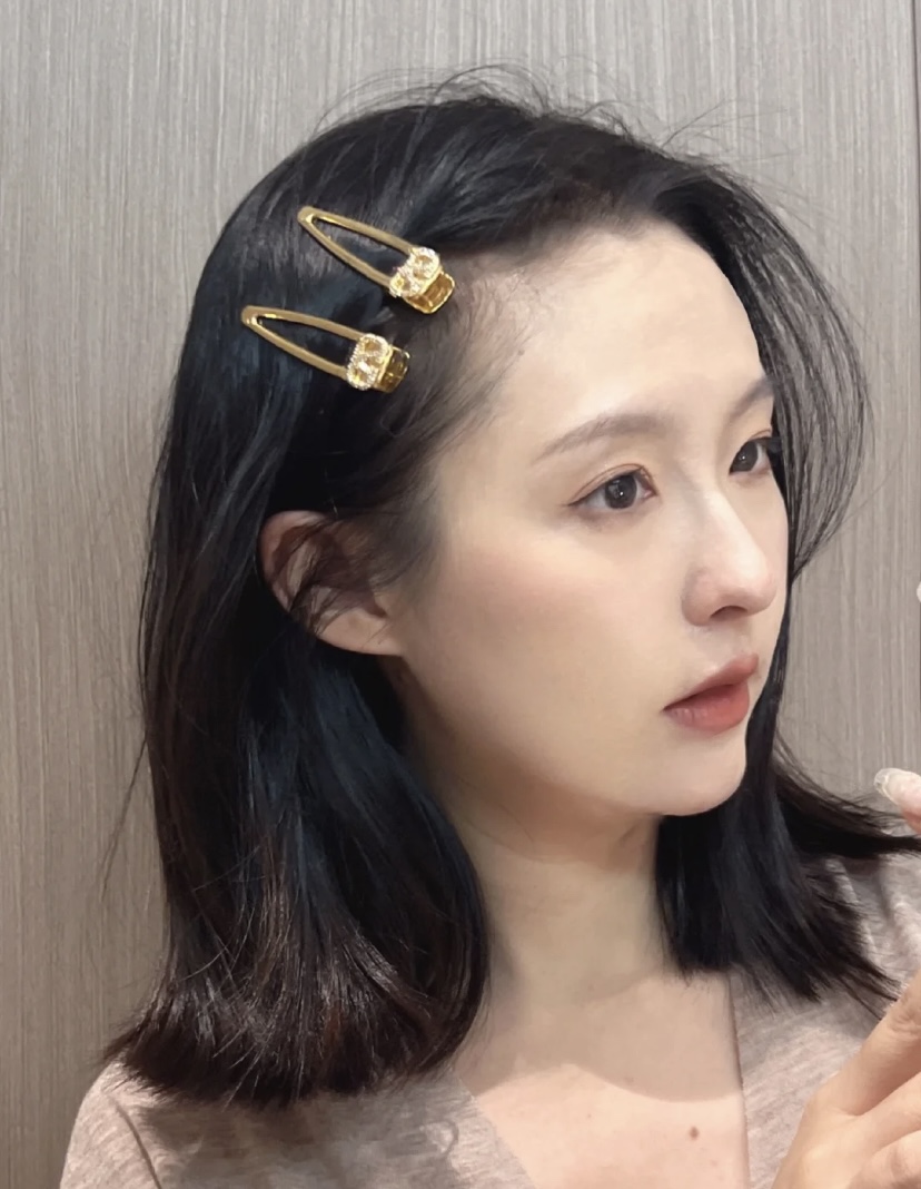Valentino’s Vlogo Signature: Elegant, Stylish, and Youthful in Gold Camera Aesthetic. - 图片 7
