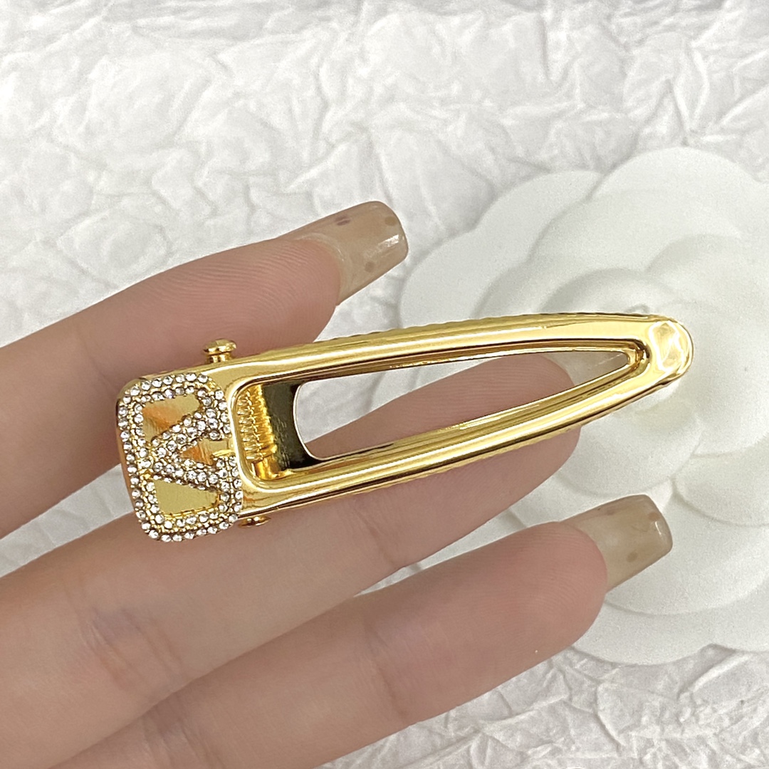 Valentino’s Vlogo Signature: Elegant, Stylish, and Youthful in Gold Camera Aesthetic. - 图片 5