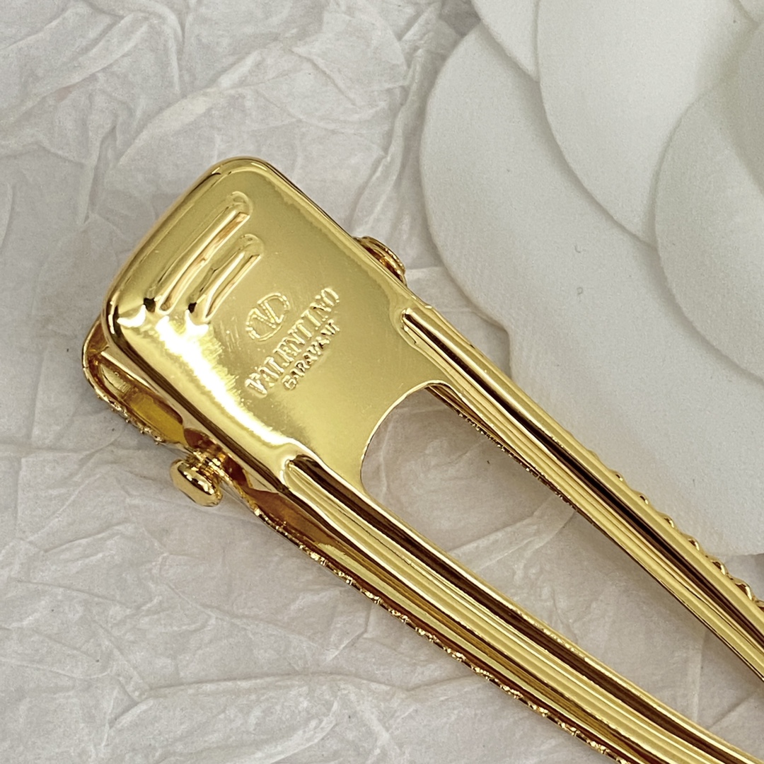 Valentino’s Vlogo Signature: Elegant, Stylish, and Youthful in Gold Camera Aesthetic. - 图片 2