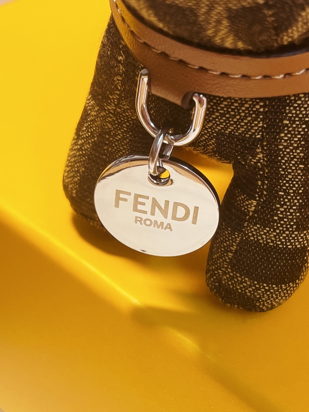 Unique Dog Pack Art: FENDI Steel Hardware for Children’s Fun - 图片 4