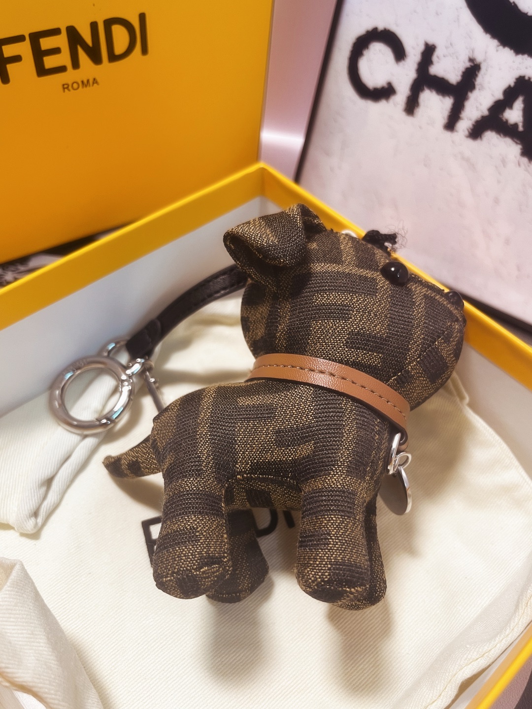 F147 – Unique Dog Pack with Imported Steel Hardware and FENDI Sticker - 图片 5