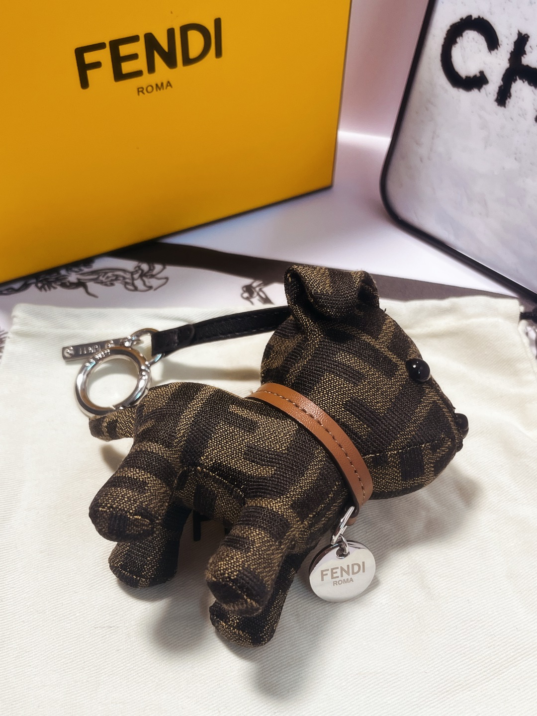 F147 – Unique Dog Pack with Imported Steel Hardware and FENDI Sticker - 图片 2