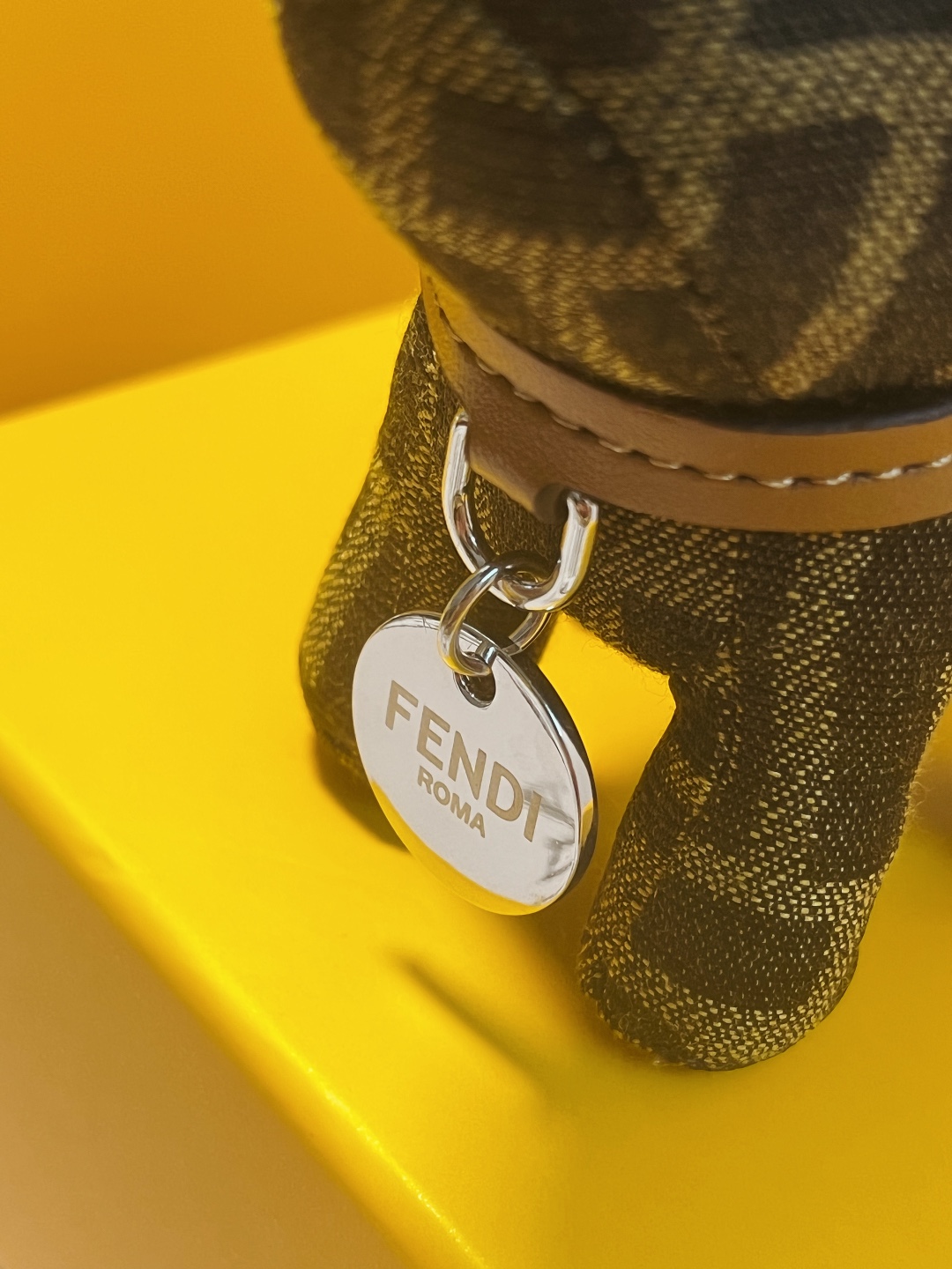 F147 – Unique Dog Pack with Imported Steel Hardware and FENDI Sticker - 图片 6