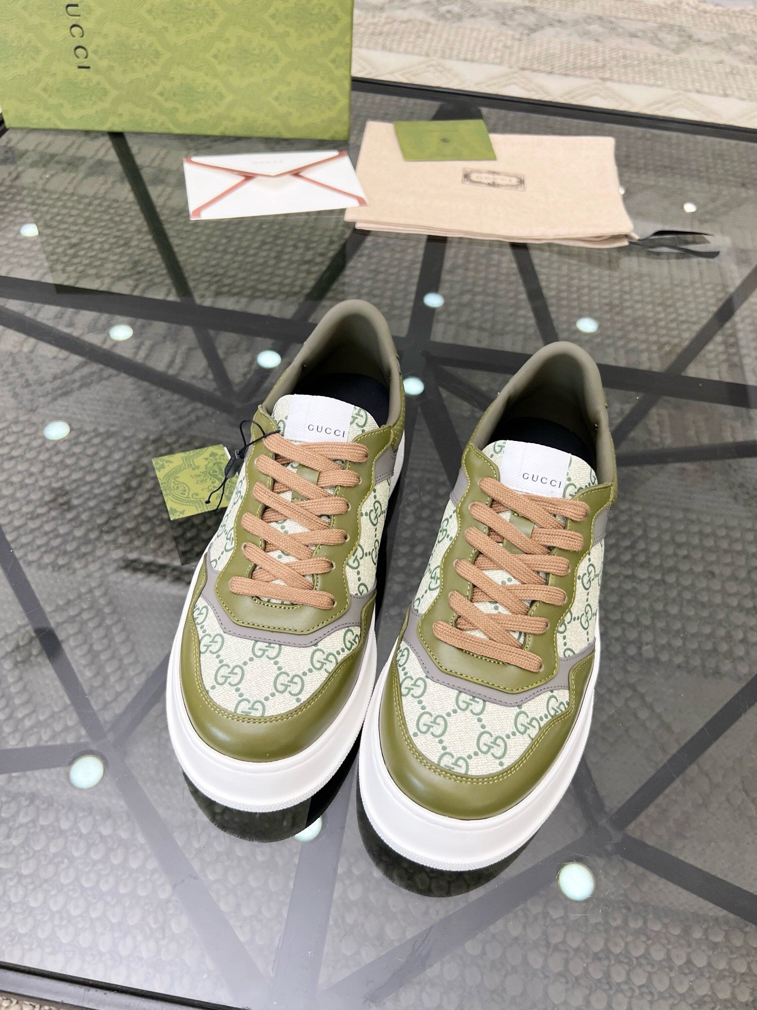 NO:218751,Brand G U C C I color original color matching Number of 38-44 Customized 45 Price Material Guqi counter synchronizes new casual shoes!  High quality Top version 1:1 made fashionable and trendy details impeccable with imported calfskin made of soft and comfortable cowhide inner foot feeling comfortable and superior quality original outsole, Guqi casual shoes, cowhide19860909品牌G U C C I 颜色原版配色 码数38-44定做45 价格 材质古奇专柜同步新品休闲鞋！高品质 顶级版本1:1制作时尚潮流细节无可挑剔采用进口小牛皮制作柔软舒适牛皮内里脚感舒适品质优越原版大底,古奇 休闲鞋,cowhide,Men's shoes