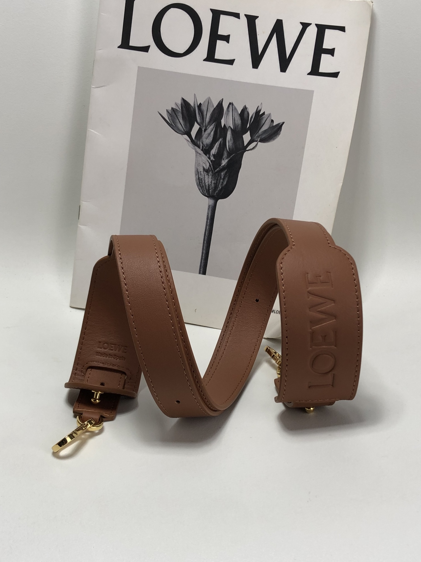 NO:180138,LOw new classic cowhide leather shoulder strap *adhes with LO*WE embossed pads. *adjustment length *80 cm to cm *removal *hook fixing *LOw embossed *size:143*4.5CM Model 0136, special grade Loewe, loewe, cowhide19860909LOw新款经典牛皮革肩带 *饰有LO*WE压纹衬垫.*调节长度为*80厘米至厘米*拆卸*勾扣固定*LOw压纹* size:143*4.5CM 型号0136,特级罗意威,loewe,cowhide,Bag