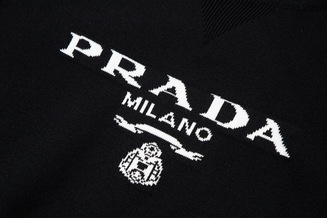 170 普拉达/Prada 夏季新品 经典字母logo圆领针织短袖 精梳棉质纱线针织纺棉布面料制作 纯棉的高克重特殊纱