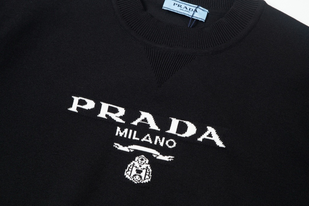 170 普拉达/Prada 夏季新品 经典字母logo圆领针织短袖 精梳棉质纱线针织纺棉布面料制作 纯棉的高克重特殊纱