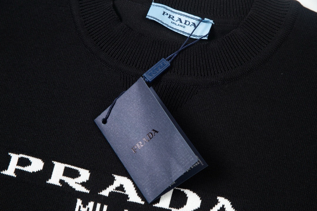 170 普拉达/Prada 夏季新品 经典字母logo圆领针织短袖 精梳棉质纱线针织纺棉布面料制作 纯棉的高克重特殊纱