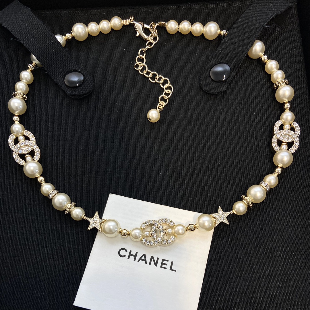 NO:104058,[CH@NELA Golden Full Diamond Double C Small Star Pearl Necklace Choker] Stars and Double C logos are both double-sided diamonds. The sparkle of rhinestones under the light and the brightness of the pearls. The upper body is really beautiful!  !  Coexistence of appearance and texture, double-sided Swarovski diamonds, Chanel necklace, chanel, necklace19860909【CH@NELA金色满钻双C小星星珍珠项链choker】 星星与双C logo 都是双面镶钻 灯光下水钻的闪耀与珍珠的莹润相结合 上身真的巨好看！！颜值与质感并存,双面施华洛钻,香奈儿项链,chanel,necklace,Jewelry
