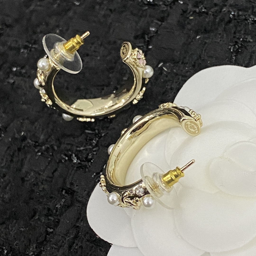  编码E1822  
🛍香家耳钉热销款火爆上新❣
🛍同步专柜‼独家高端品质实拍图‼代购级别‼做工精致细腻