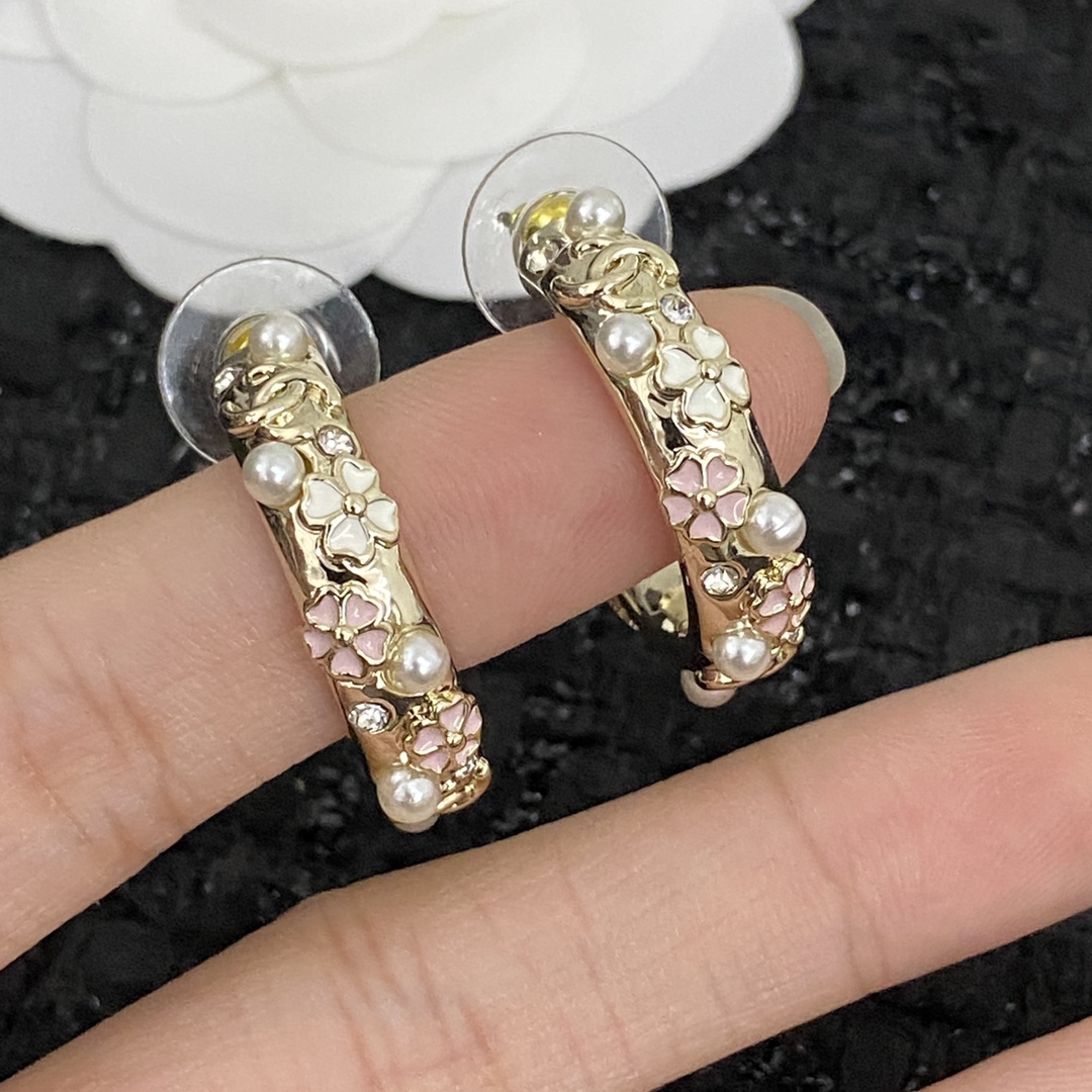  编码E1822  
🛍香家耳钉热销款火爆上新❣
🛍同步专柜‼独家高端品质实拍图‼代购级别‼做工精致细腻