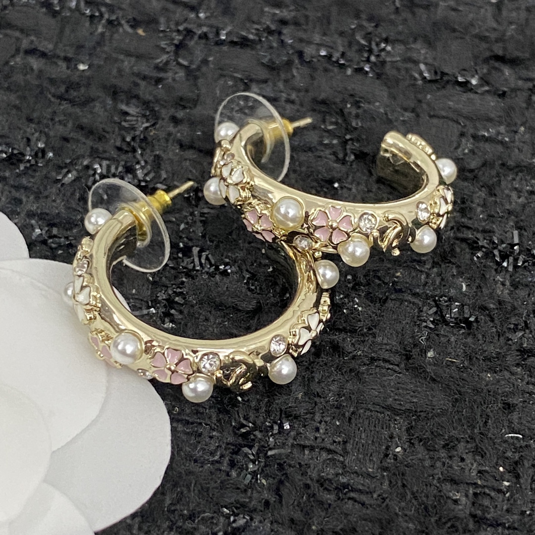  编码E1822  
🛍香家耳钉热销款火爆上新❣
🛍同步专柜‼独家高端品质实拍图‼代购级别‼做工精致细腻