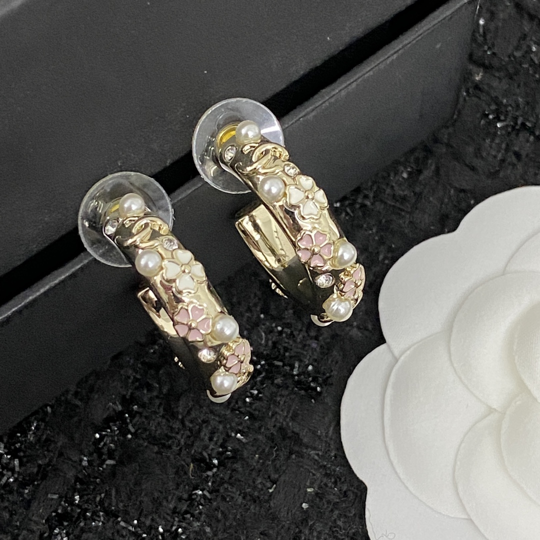  编码E1822  
🛍香家耳钉热销款火爆上新❣
🛍同步专柜‼独家高端品质实拍图‼代购级别‼做工精致细腻