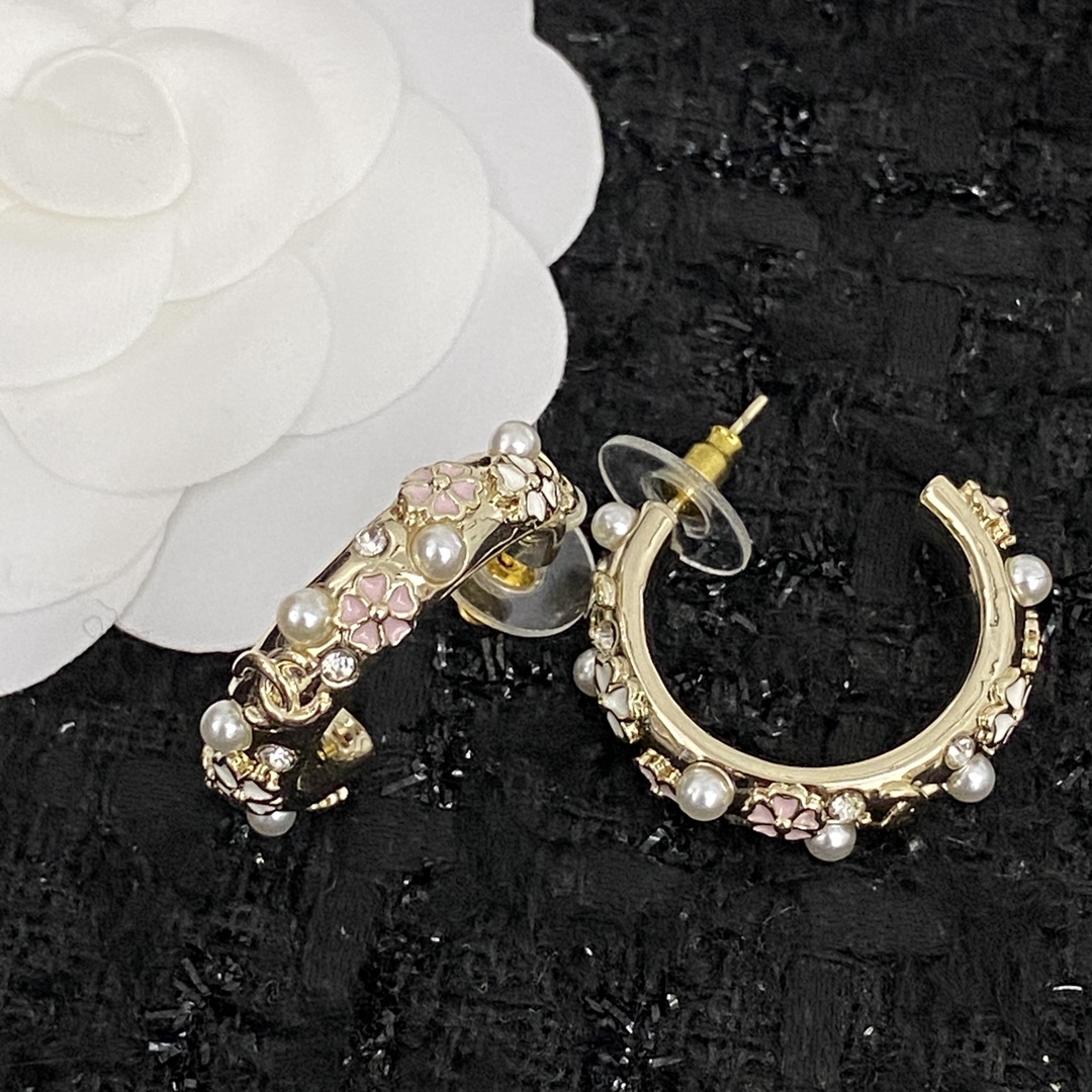  编码E1822  
🛍香家耳钉热销款火爆上新❣
🛍同步专柜‼独家高端品质实拍图‼代购级别‼做工精致细腻