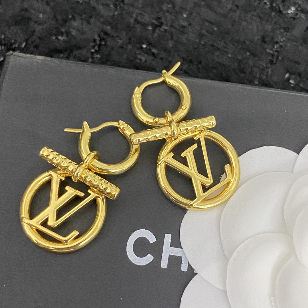 编码E1846  
🛍LV耳钉热销款火爆上新❣
😍复古LOGO字母吊坠耳环🌈金属设计感满满
✨百搭高级