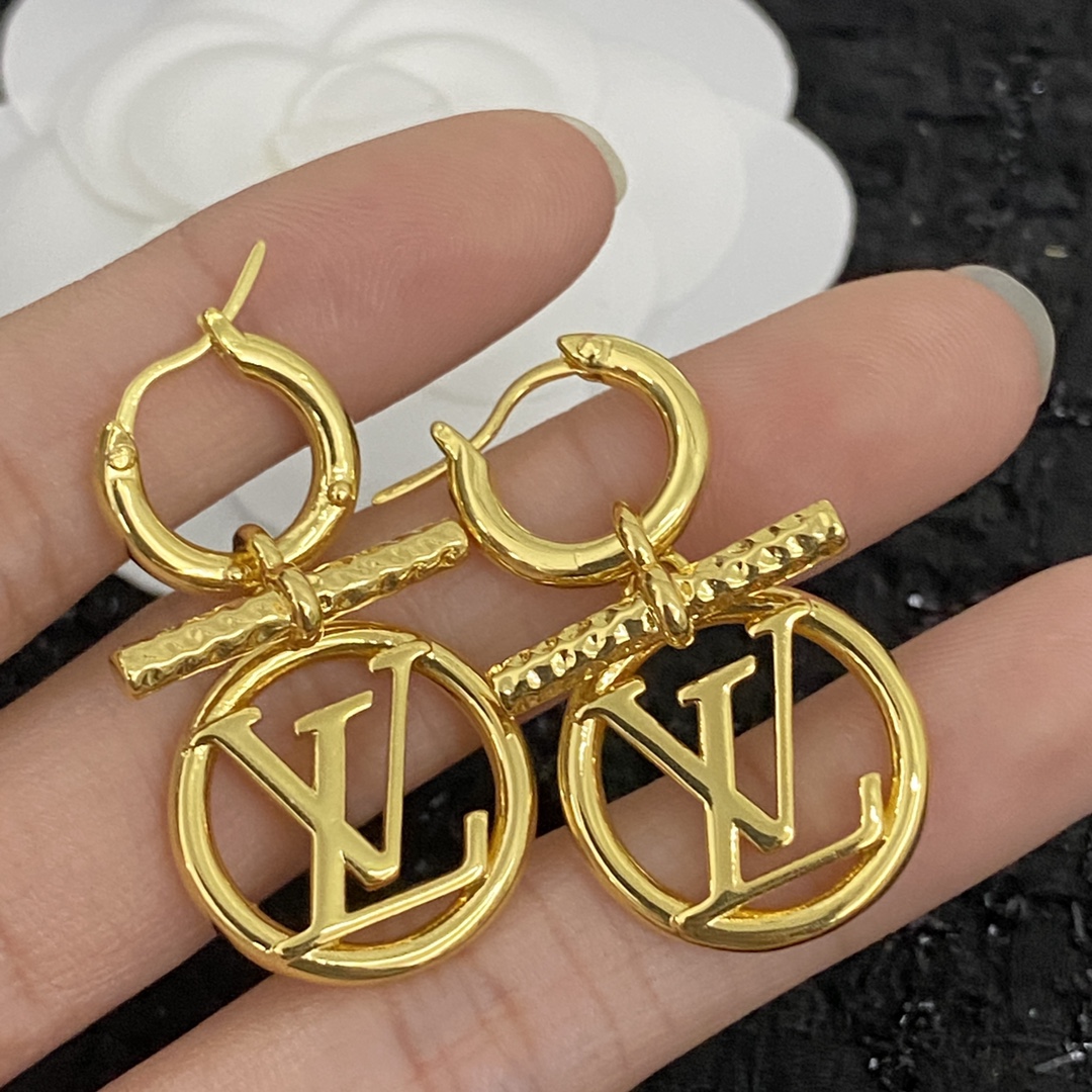  编码E1846  
🛍LV耳钉热销款火爆上新❣
😍复古LOGO字母吊坠耳环🌈金属设计感满满
✨百搭高级