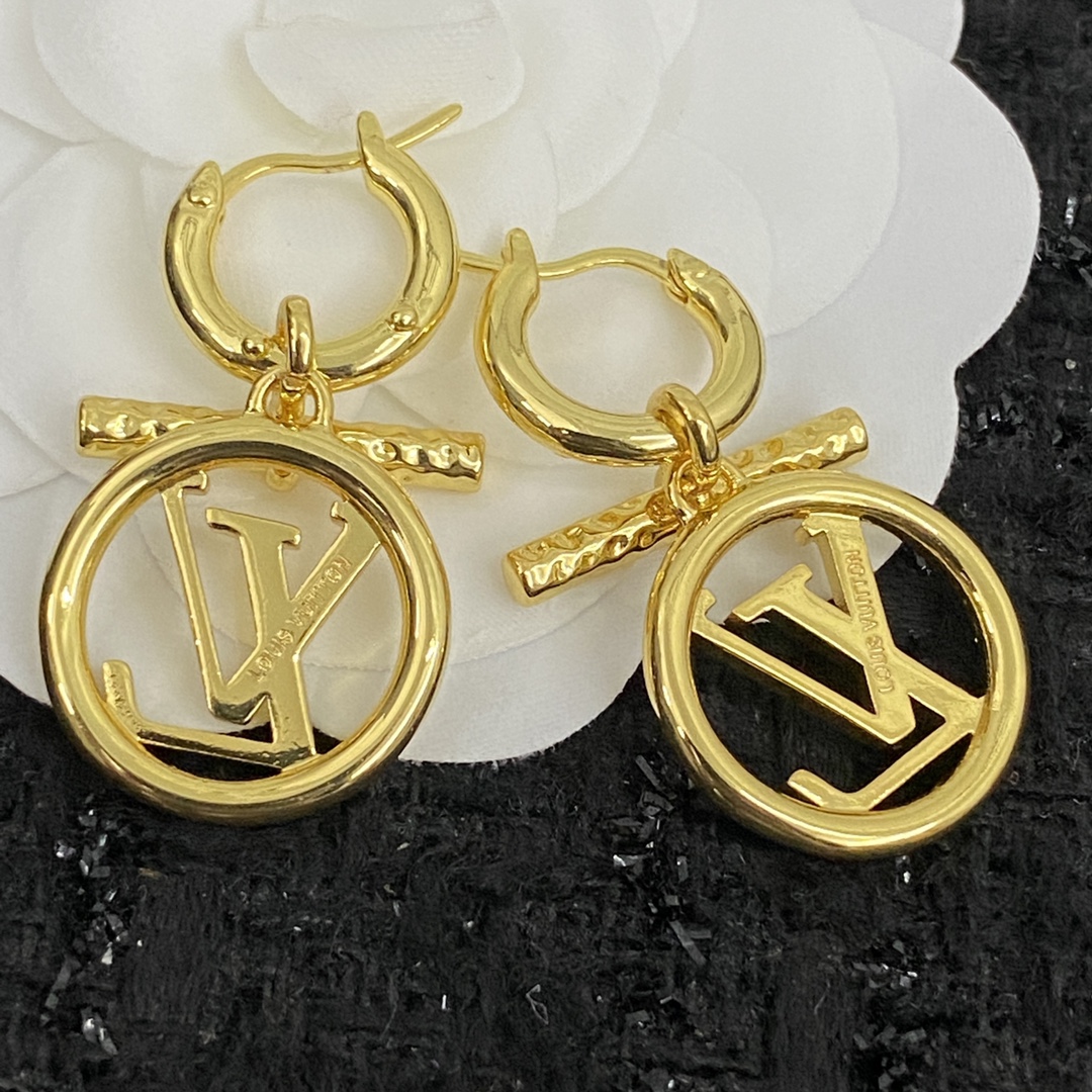  编码E1846  
🛍LV耳钉热销款火爆上新❣
😍复古LOGO字母吊坠耳环🌈金属设计感满满
✨百搭高级