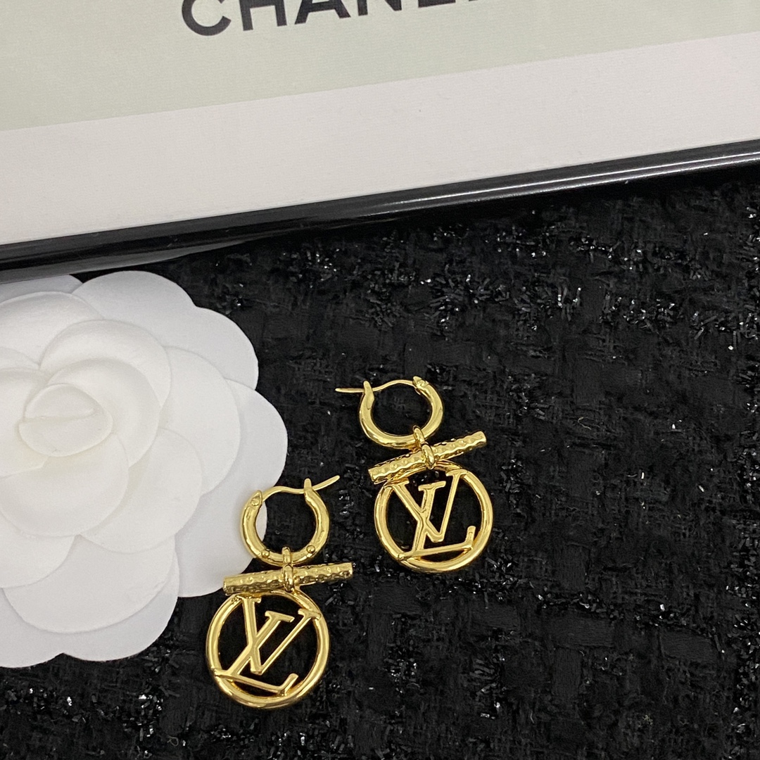  编码E1846  
🛍LV耳钉热销款火爆上新❣
😍复古LOGO字母吊坠耳环🌈金属设计感满满
✨百搭高级