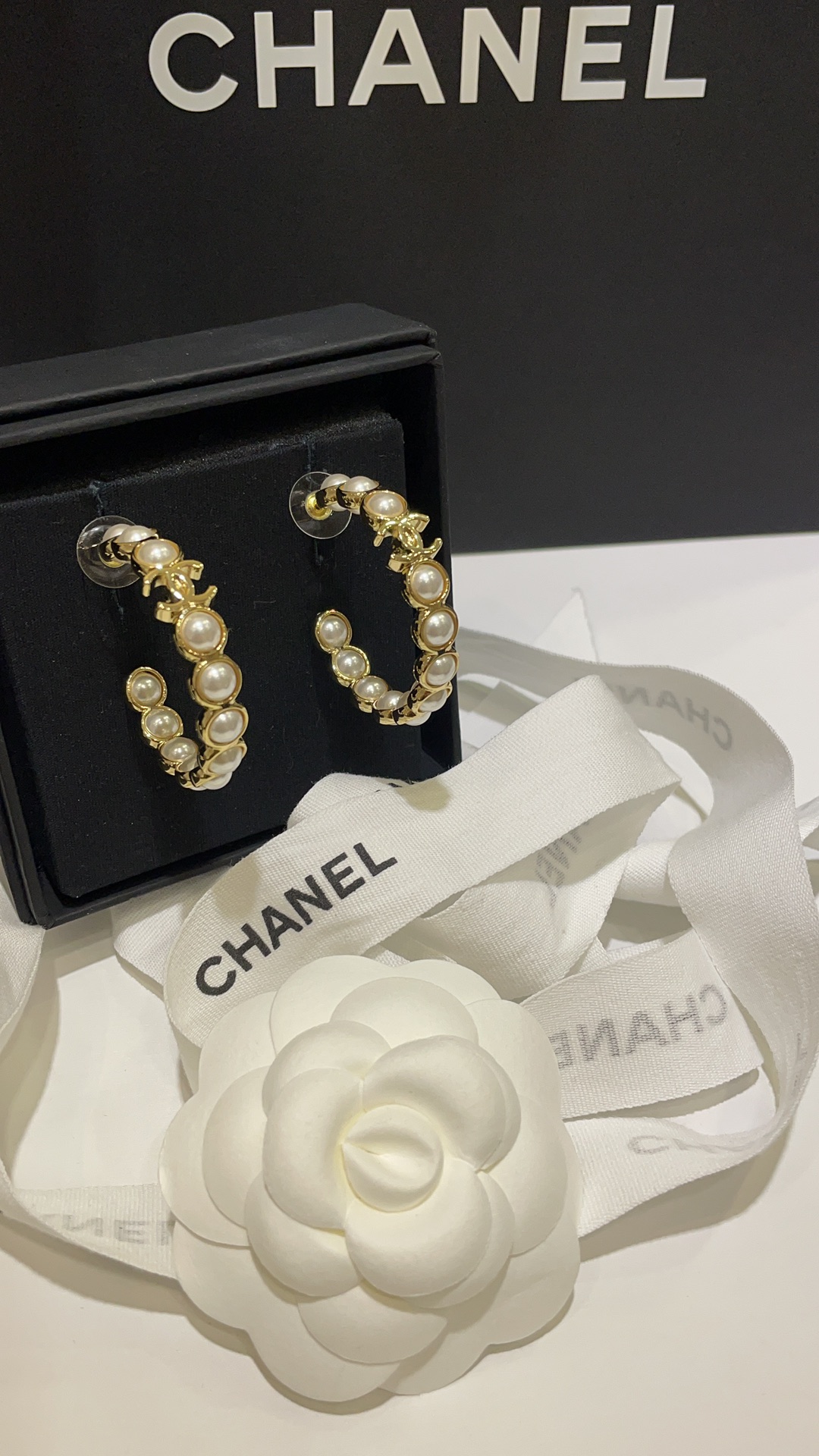 NO:632416,88220. Today’s new product Passepartout 24s new gold double C fortune-telling pearl earrings. Golden ring pearl large earrings. The upper body is huge and the face is small. The white, rich and beautiful lady’s temperament is standard. The dressing atmosphere is extra points. The texture is very high-end and looks good with any combination. Customized brass material. Resin pearls, earrings, Cartier high-end jewelry.1986090988220.今日新品 路路通 24s新款金色双C时来运转珍珠耳环 金色圆环珍珠大耳圈上身巨显脸小 白富美名媛气质标配 穿搭氛围感加分 质感很高级随意搭配都很好看 z定制 黄铜材质 树脂珍珠,,earrings,卡迪亚高端饰品,Jewelry