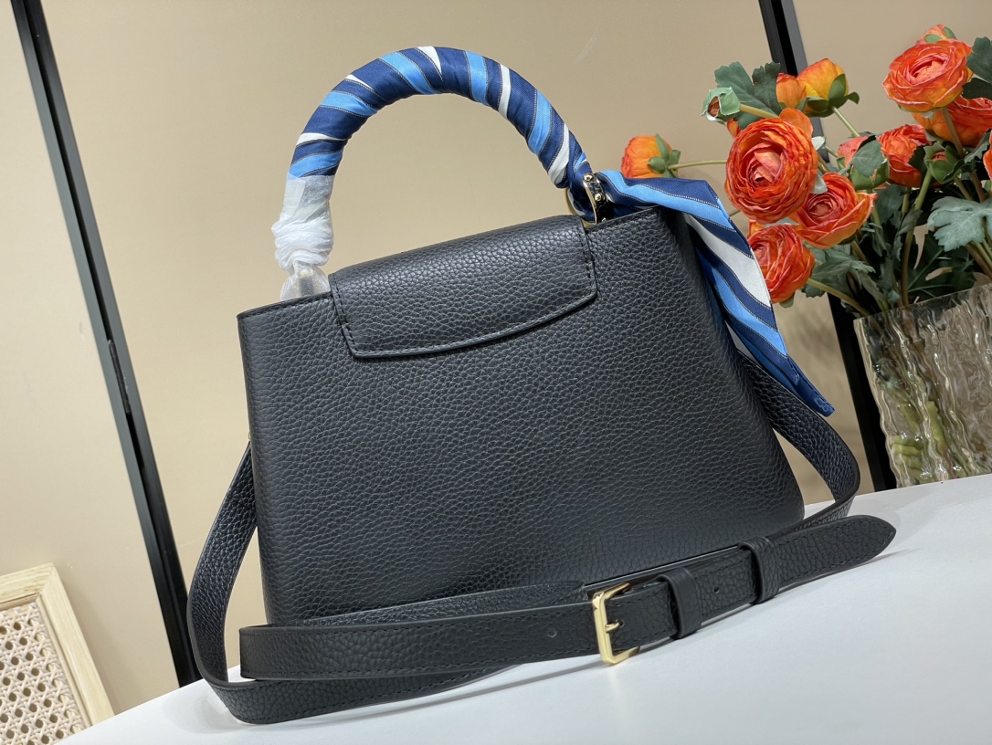 Louis Vuitton Calf leather inside and outside [Capucines bb handbag] M24673 M48865 black (scarf wrist)