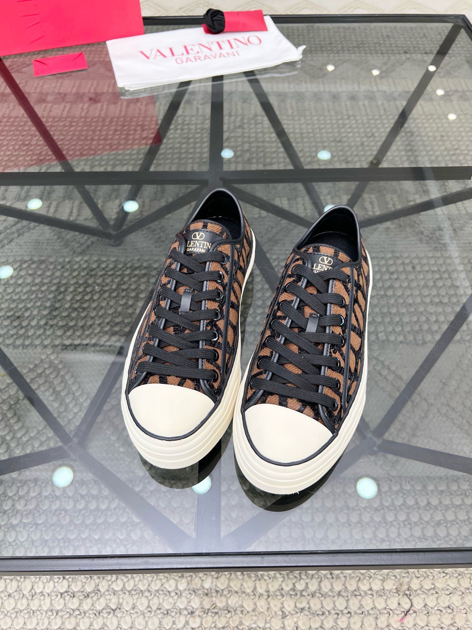 NO:218261,Brand VALENTINO Color Original Color Pair Number 35-45 Couple Model Price Material Valentino New Men's Shoes 1:1 Original Replica!  Top-grade original single quality latest casual sports shoes. Upper fabric splicing, breathable mesh, multi-layer combination anti-slip sole. Heavy industry-made, good products pay attention to every detail. Must-have items for all seasons, unique design concepts, Valentino casual shoes, valentino, valentino, sneakers19860909品牌VALENTINO 颜色原版配色 码数35-45情侣款 价格 材质华伦天奴新款男鞋1:1原版复刻！顶级原单品质最新休闲运动鞋 .鞋面布料拼接,透气网里.多层组合防滑大底.重工打造,好货注重的是每一个细节.一年四季百搭潮款必备单品,独特的设计理念,华伦天奴休闲鞋,valentino,valentino,sneakers,Men's shoes