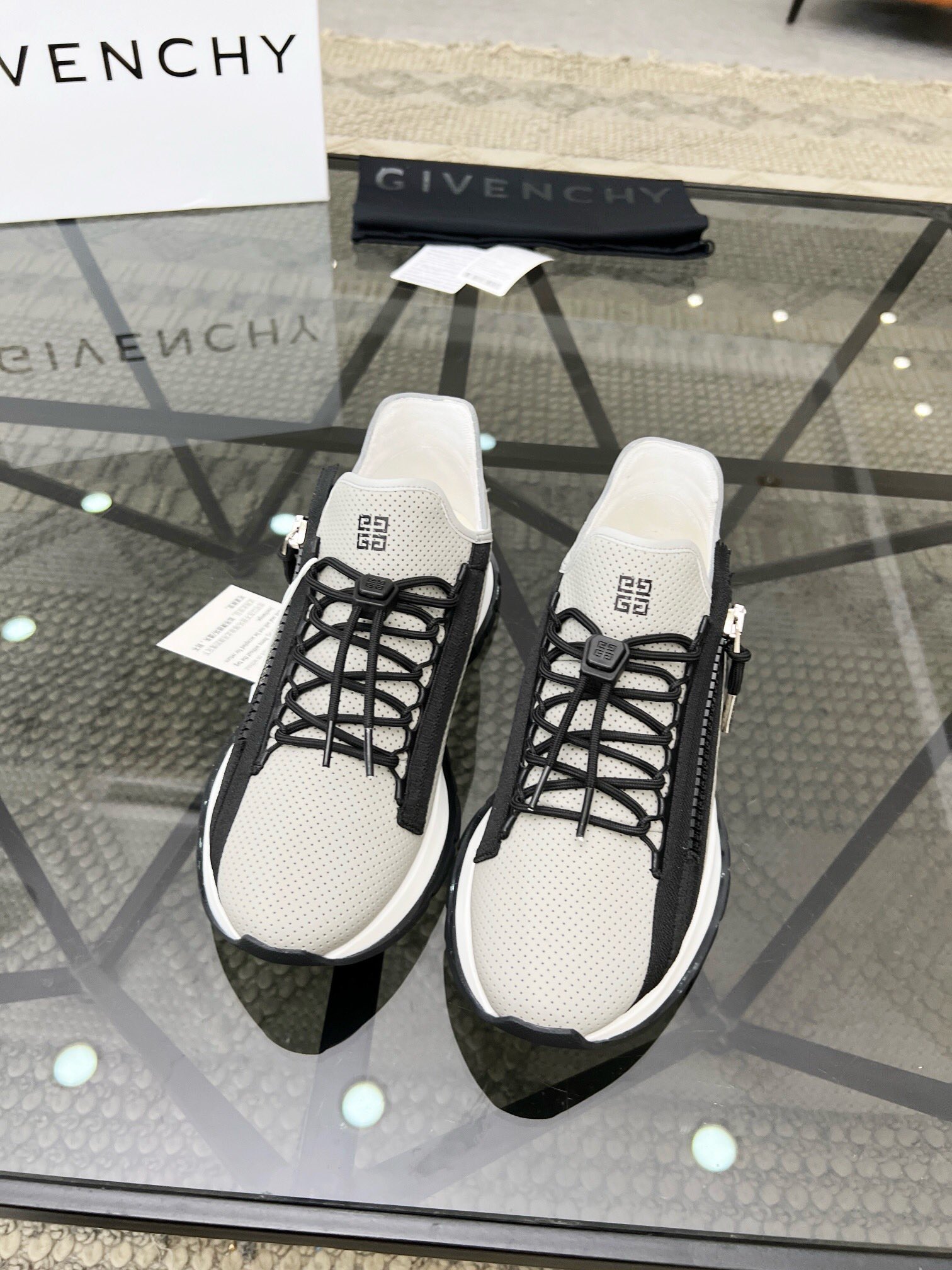 NO:218516,Brand GIVENCHY Color Original Color Number 39-44 Customized 38.45 Price Material Givenchy Top-grade Original Product!  The upper of the high-quality sports shoes is made of soft cowhide punched cowhide inner cowhide footbed original outsole. The style is fashionable, simple and elegant. All-match style, Givenchy casual shoes, given, given, given, sneakers, cowhide19860909品牌GIVENCHY 颜色 原版配色 码数39-44定做38.45 价格 材质纪梵希顶级·原单货！精品好货运动鞋鞋面采用柔软牛皮冲孔牛皮内里 牛皮垫脚 原版大底 版型时尚简洁大方 百搭款,纪梵希休闲鞋,givenchy,givenchy,sneakers,cowhide,Men's shoes
