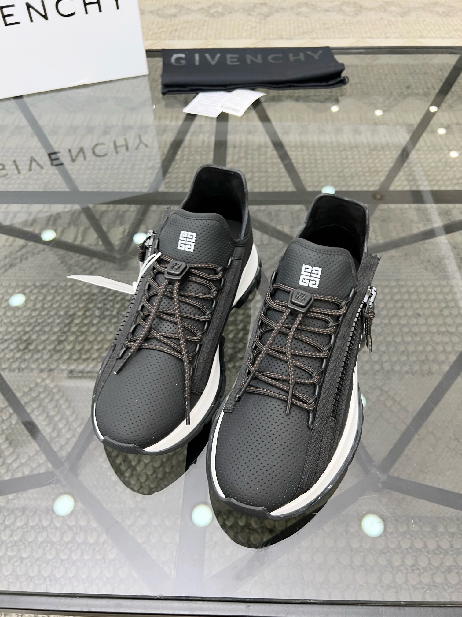 NO:217096,Brand GIVENCHY Color Original Color Number 39-44 Customized 38.45 Price Material Givenchy Top-grade Original Product!  The upper of the high-quality sports shoes is made of soft cowhide punched cowhide inner cowhide footbed original outsole. The style is fashionable, simple and elegant. All-match style, Givenchy casual shoes, given, given, given, sneakers, cowhide19860909品牌GIVENCHY 颜色 原版配色 码数39-44定做38.45 价格 材质纪梵希顶级·原单货！精品好货运动鞋鞋面采用柔软牛皮冲孔牛皮内里 牛皮垫脚 原版大底 版型时尚简洁大方 百搭款,纪梵希休闲鞋,givenchy,givenchy,sneakers,cowhide,Men's shoes