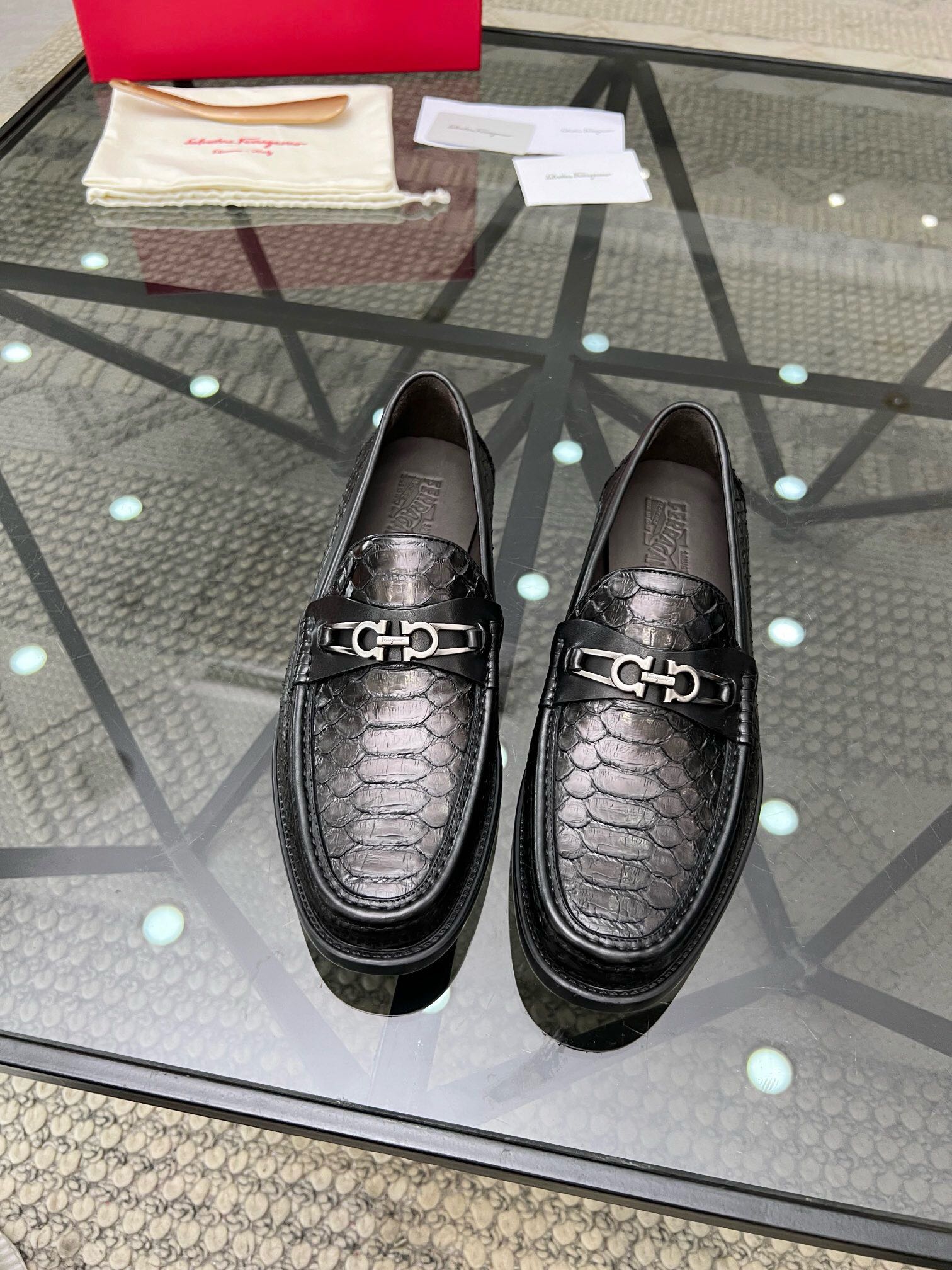 NO:216744,Brand Ferragamo Color original color matching Size 39-44 Custom made 38.45 Price Material Ferragamo High-quality · Real-life new style Business casual leather shoes Top original single cow goods regular shoe factory upper imported python leather luxury cowhide high-end quality original hardware buckle matching makes the whole shoe high-end and atmospheric Original foamed sole, Ferragamo leather shoes, ferragamo, ferragamo, cowhide, snakeskin19860909品牌Ferragamo 颜色原版配色 码数39-44定做38.45 价格 材质菲拉格慕高质·实拍新款 商务休闲皮鞋顶级原单牛货正规鞋厂出品鞋面进口蟒蛇皮奢华牛皮内里高端品质原版五金扣搭配使整个鞋子高端大气 原版发泡大底,菲拉格慕 皮鞋,ferragamo,ferragamo,cowhide,snakeskin,Men's shoes