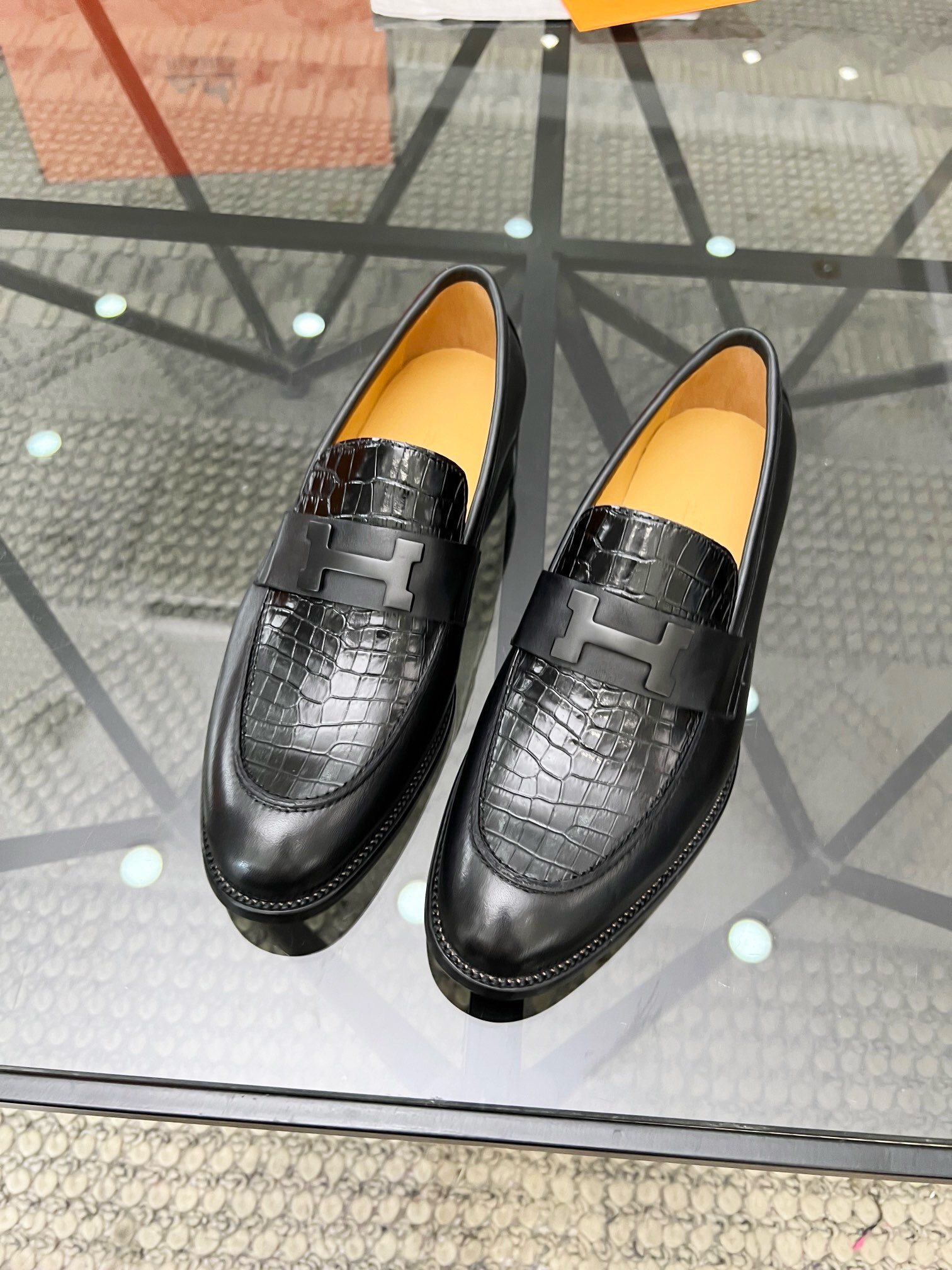 NO:218458,Brand HERMES original color matching, size 39-44 customized 38.45.46 Price Material new style of Hermes leather shoes ultra high quality luxury material selection upper is made of imported original cowhide   cowhide inner pure handmade for comfortable wearing experience only (genuine leather sole), Hermes leather shoes, hermes, hermes, cowhide, Leather soles19860909品牌HERMES 颜色原版配色 码数39-44订做38.45.46 价格 材质爱马仕新款 皮鞋超高品质奢华选材鞋面采用进口原版牛皮 牛皮内里纯手工打造只为舒适的穿着体验原版（真皮大底）,爱马仕 皮鞋,hermes,hermes,cowhide,Leather soles,Men's shoes