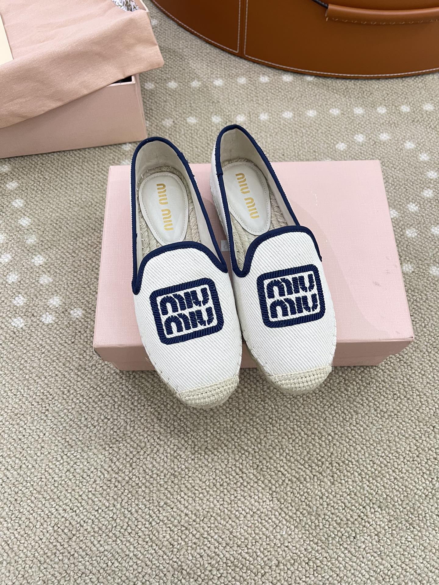 MiuMiu Schuhe Espadrilles Stickerei Baumwolle Kautschuk Schaffell Stroh gewebt Sommerkollektion Lässig