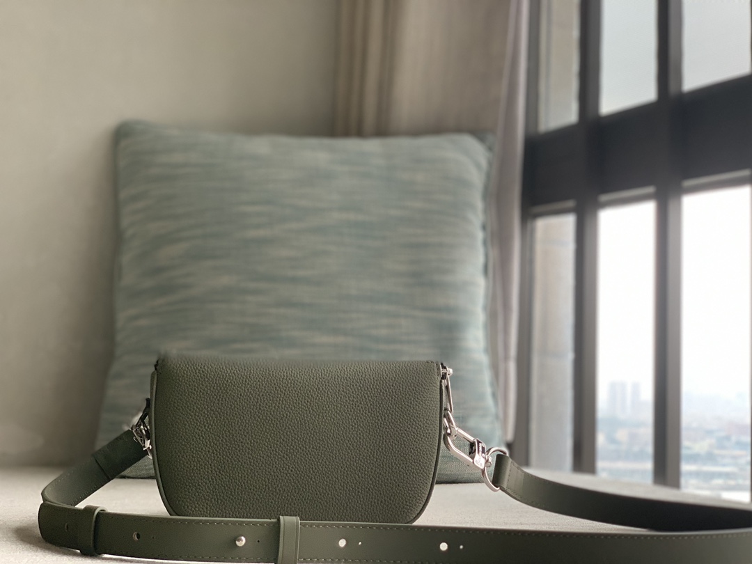 Louis Vuitton Special Purchasing Agent [Pilot Aer Postman Handbag] M83570 Khaki Green