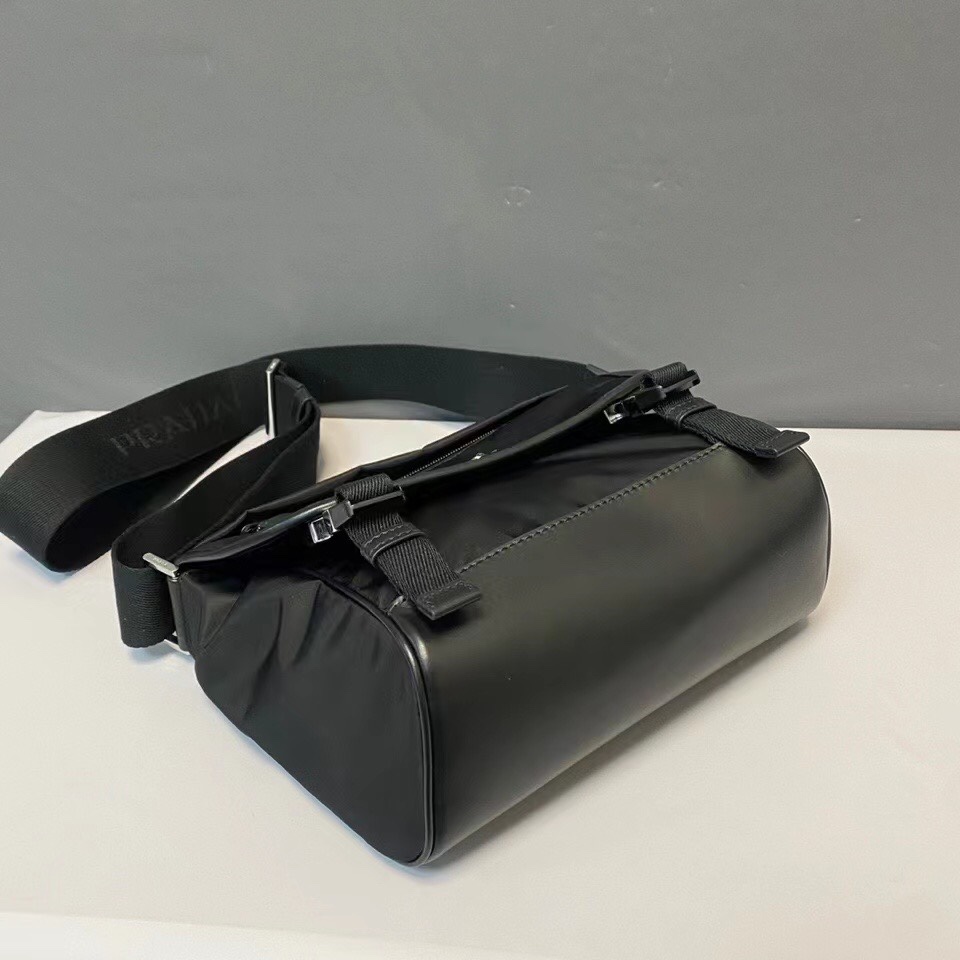Prada High-end details, real shots of deliveryBrothers and sisters, close your eyes and enterThe shoulder bag, exquisite and elegant Safflano cow