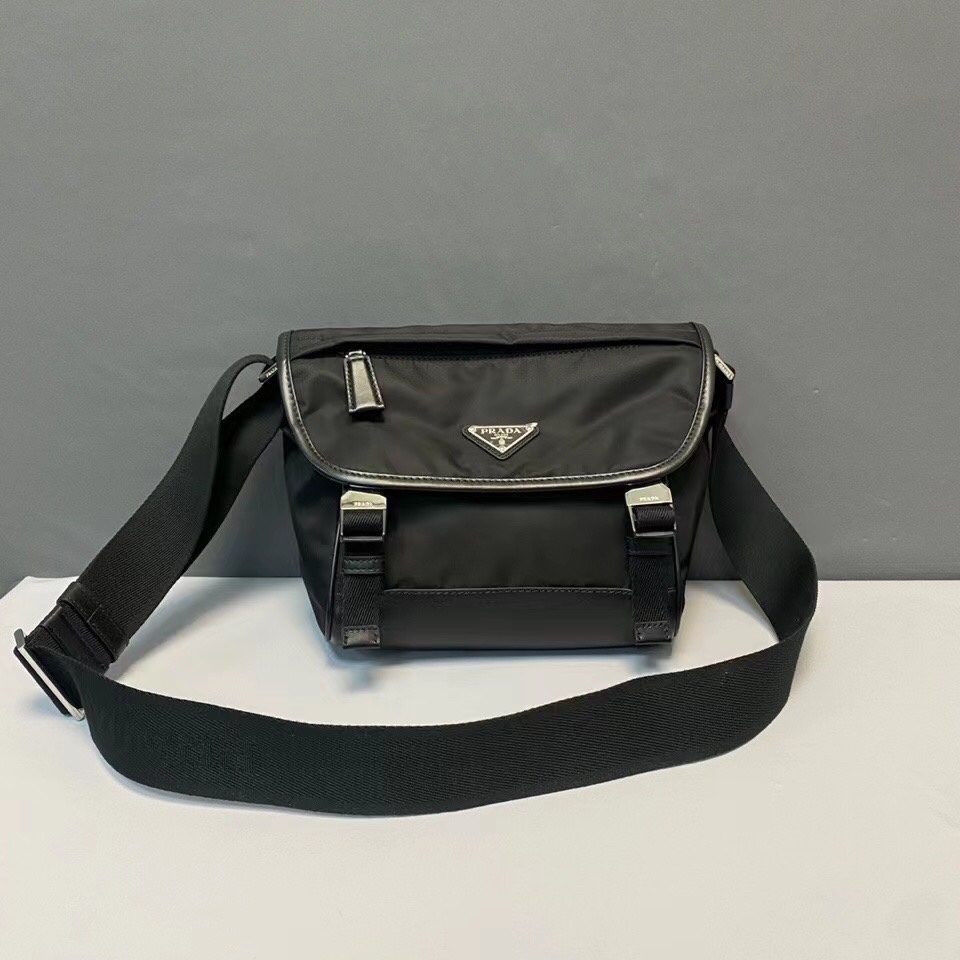 Prada High-end details, real shots of deliveryBrothers and sisters, close your eyes and enterThe shoulder bag, exquisite and elegant Safflano cow
