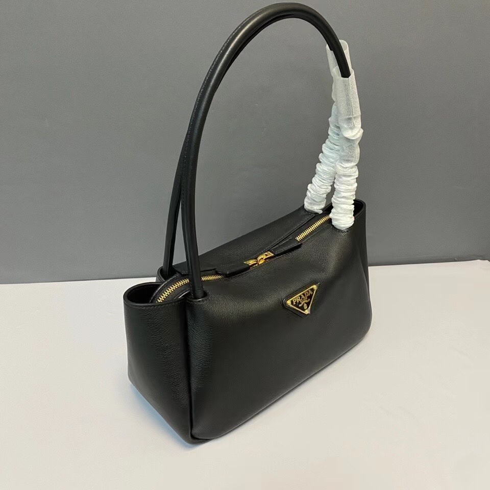 Prada High-end details shipped Babies close your eyes and enter medium-sized cowhide handbag, this elegant modern handbag is equipped with simple