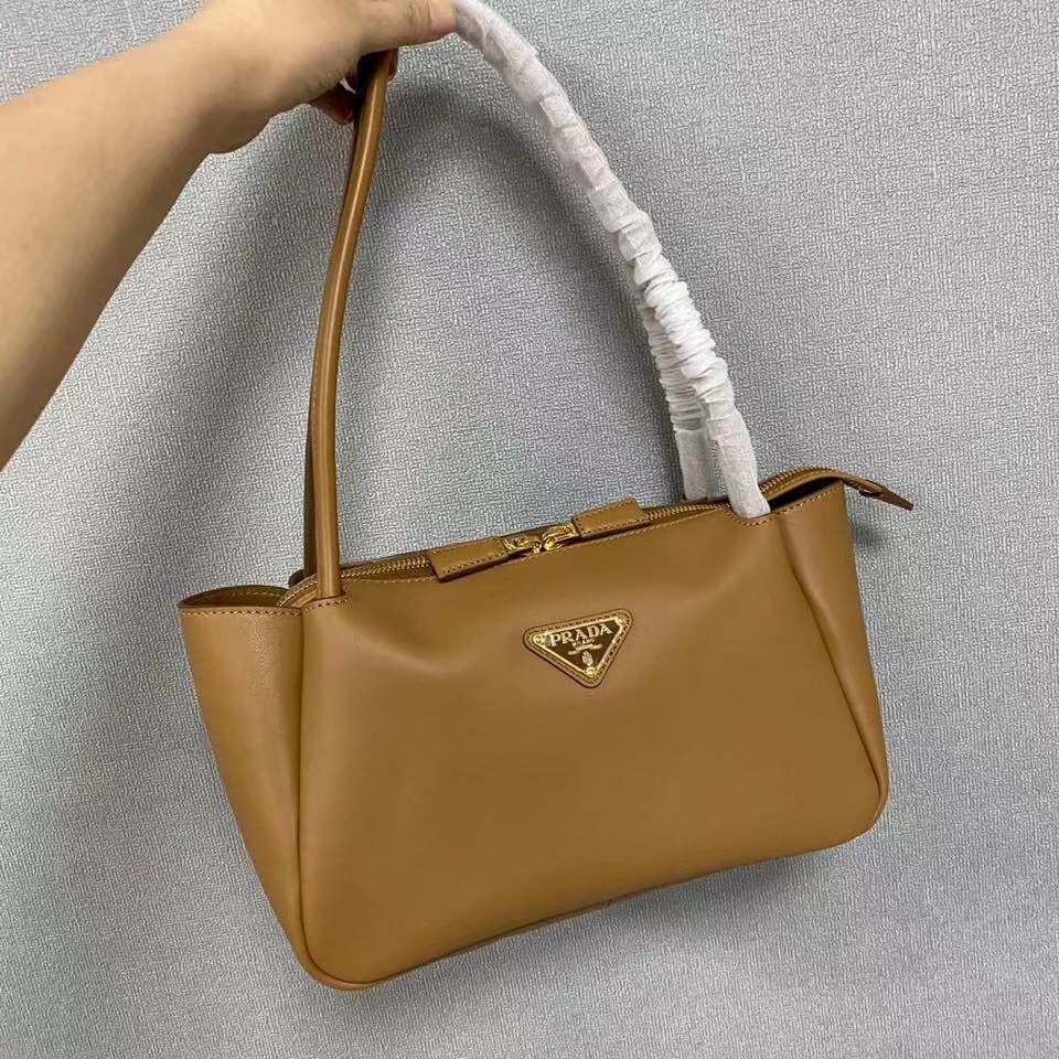 Prada High-end details shipped Baby close your eyes and enter medium-sized cowhide handbag, this elegant modern handbag is equipped with simple a