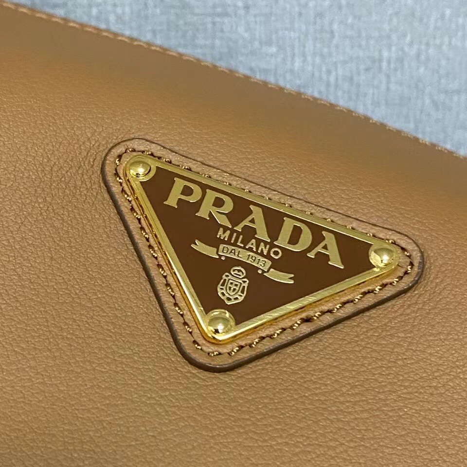 Prada High-end details shipped Baby close your eyes and enter medium-sized cowhide handbag, this elegant modern handbag is equipped with simple a