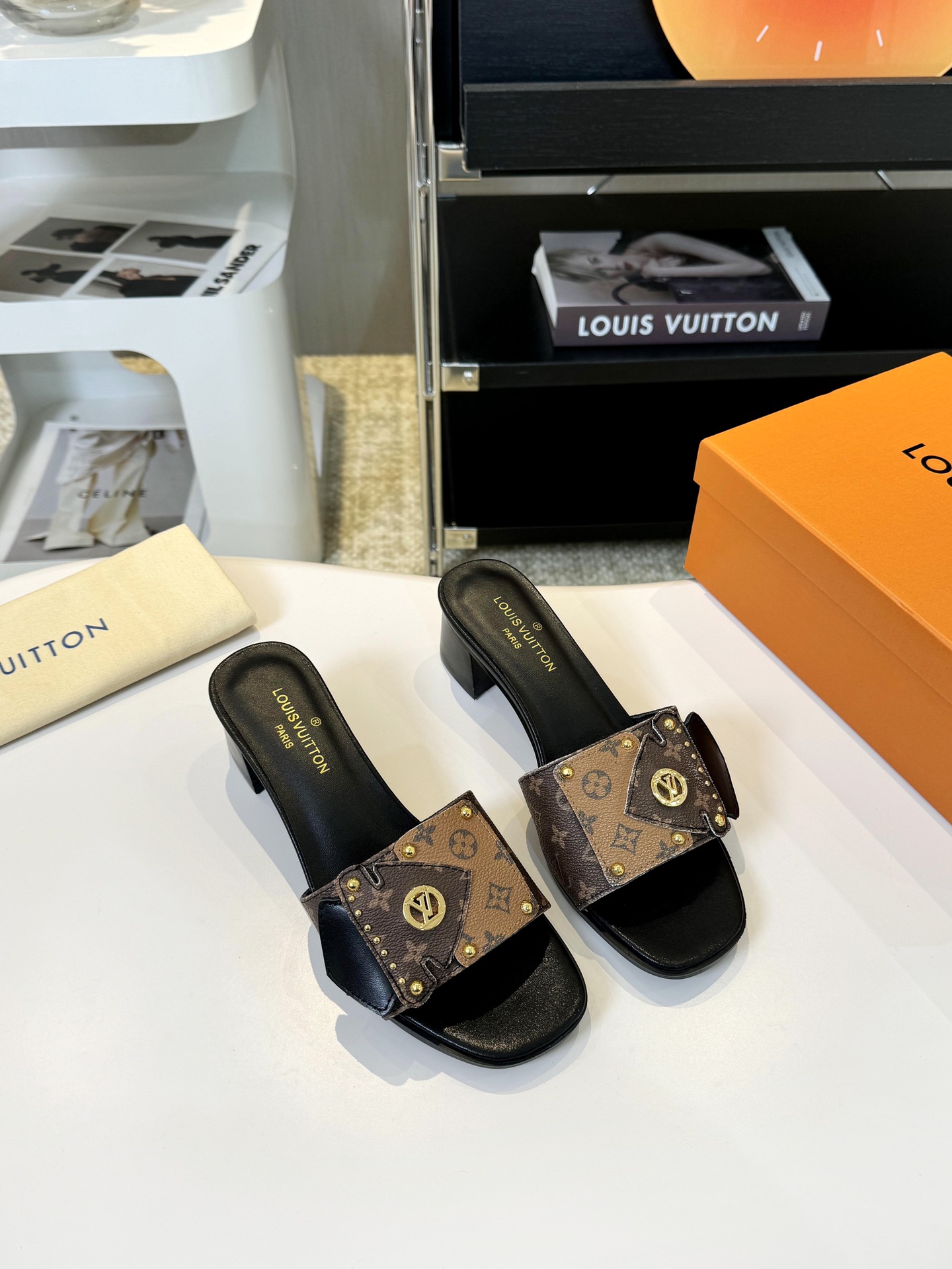 NO:387284,(Skin sole) Louis Vuitton 2025 Louis Vuitton LV Women's official website 1:1 knitting. The fabric is made of Rafia pure hand-cooked stitch by stitch. Fashionable beauties go shopping, parties, vacations, super comfortable. Size 35–43#, slippers, louis vuitton, louis vuitton, louis vuitton, louis vuitton, slippers19860909（皮底）  Louis Vuitton2025路易威登LV 女士官网1:1编织.面料由拉菲草纯手工一针一针钩织而成.时髦丽人逛街 聚会 度假 超舒适. 码数35–43#,拖鞋,louis vuitton,louis vuitton,louis vuitton,slippers,Women's Shoes