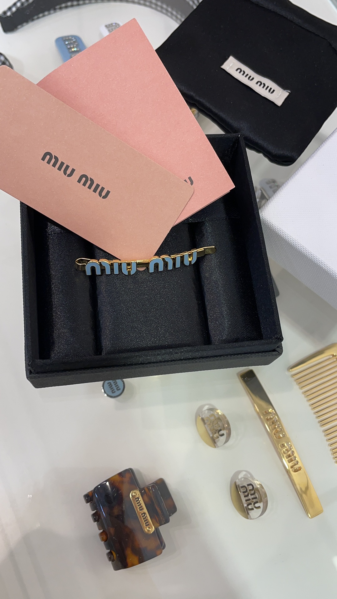 NO:631813,The latest color purchased from yb, the new blue enamel letter clip, enamel letter metal clip, sweet and rustic, can be used to clip bangs and clip broken hair, super practical, has just the right atmosphere, simple and exquisite, Cardia high-end jewelry19860909最新颜色购入yb 新款蓝色珐琅字母一字夹 珐琅字母金属一字夹 又甜又飒 可以用来夹刘海、夹碎发,超级实用 氛围感拿捏得刚刚好 简简单单又精致,,卡迪亚高端饰品,Jewelry