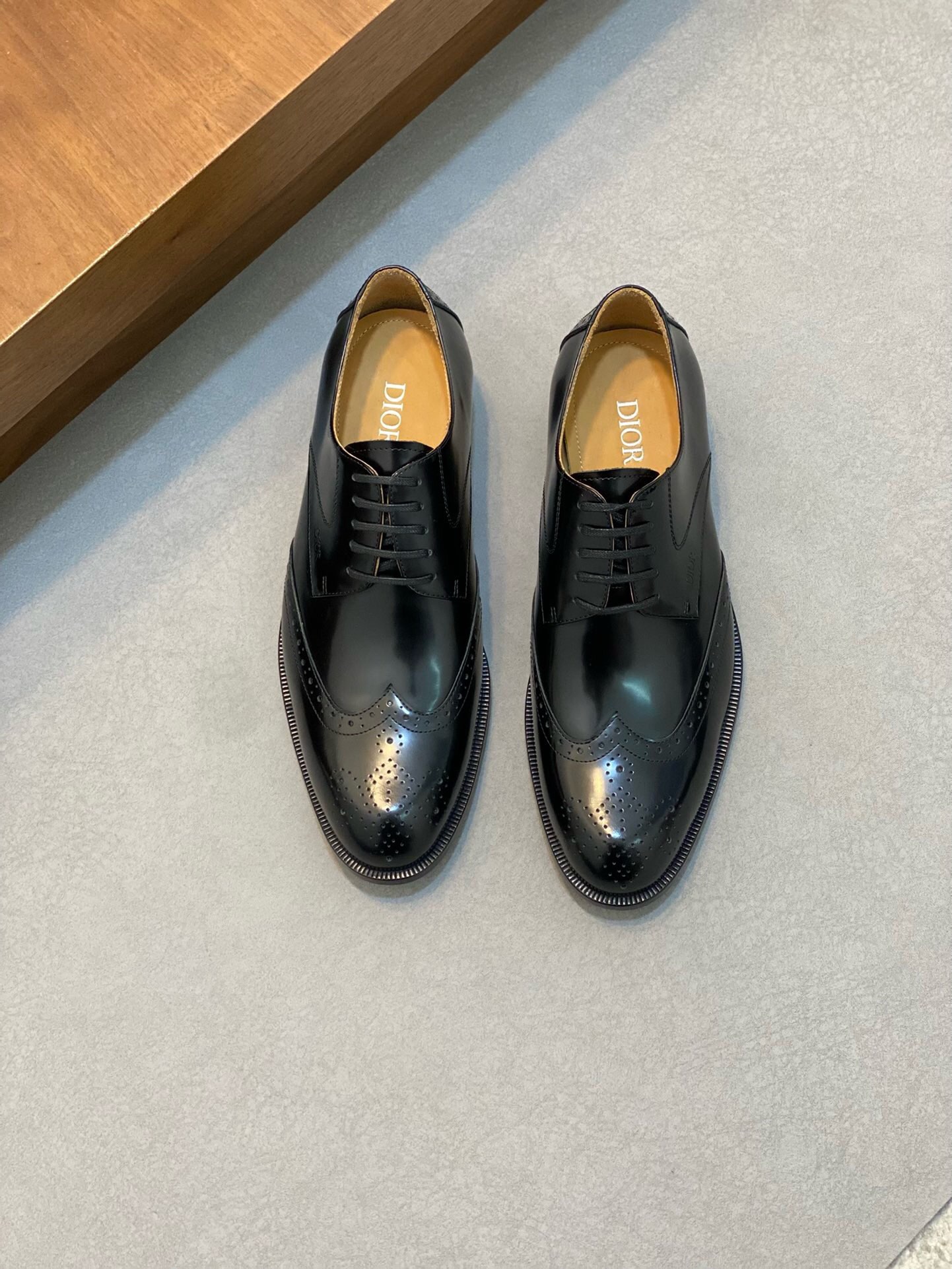 NO:217600,Brand Dior color original color matching Number 39-44 Custom made 38.45.46 Price Material Dior business leather shoes The same style of the counter is the best cowhide head layer cowhide inner cowhide foot pad style atmospheric footwear, perfect flow line, high quality workmanship 1:1 accurate reproduction purely handmade to create a comfortable wearing experience original (real leather sole), Dior leather shoes, dior, dior, cowhide, Leather soles19860909品牌Dior 颜色原版配色 码数39-44定做38.45.46 价格 材质迪奥商务皮鞋 专柜同款优选牛皮头层牛皮内里牛皮垫脚版型大气上脚超有气质完美的流线高品质做工1:1精准复刻 纯手工打造舒适的穿着体验原版（真皮大底）,Dior皮鞋,dior,dior,cowhide,Leather soles,Men's shoes