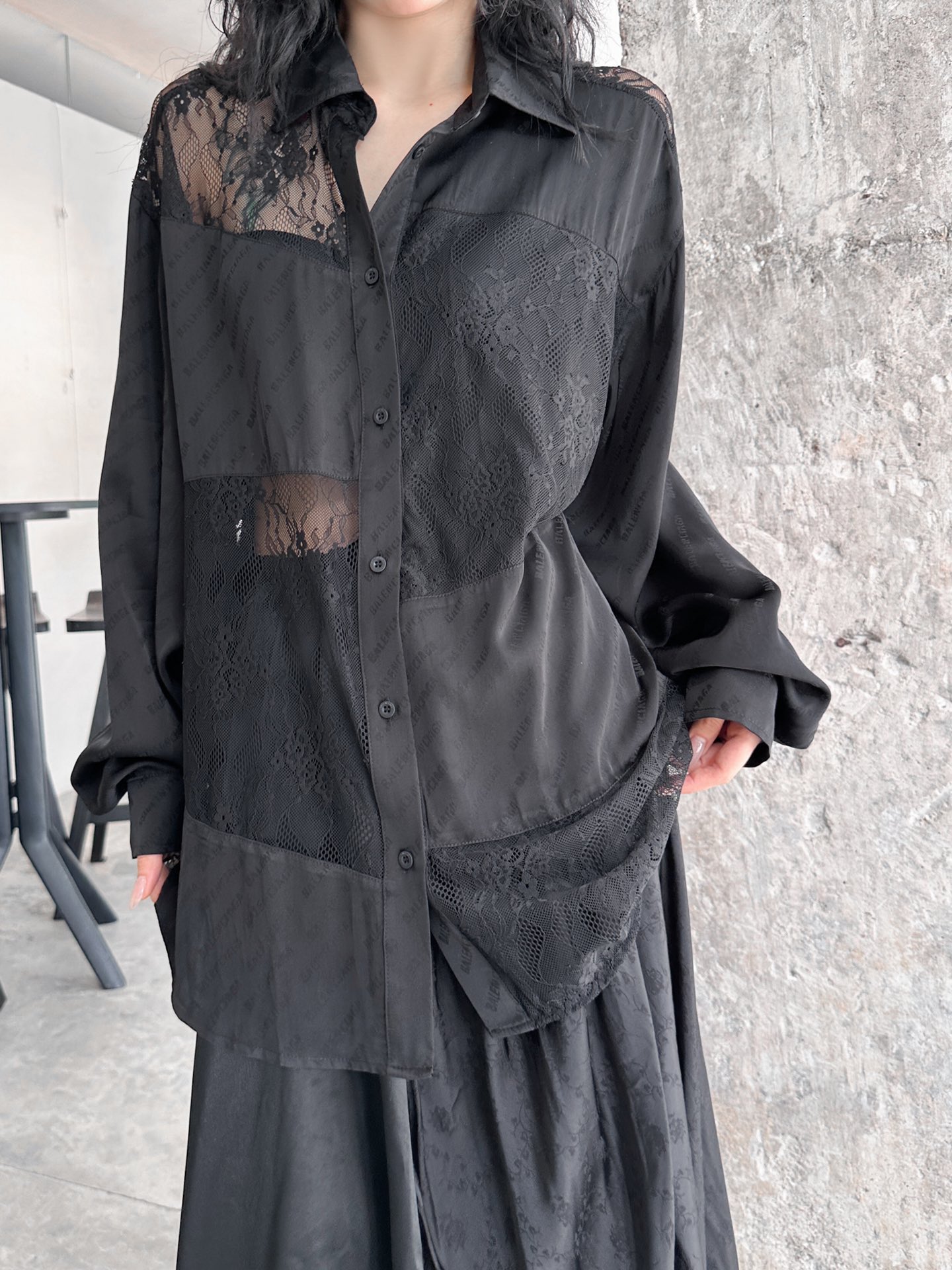  🆕NEW｜新款衬衫，人丝面料超薄透气柔软舒适，拼接蕾丝透视面料女人味十足，定织提花面料质感超棒，尺码S