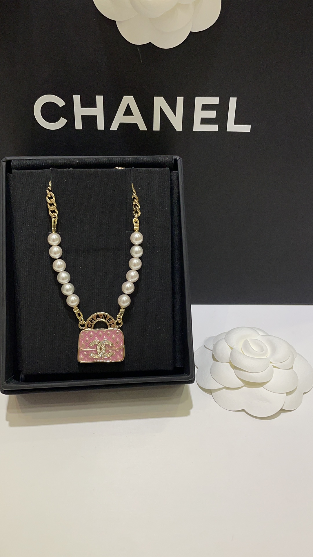 NO:635778,88220, details of today’s new necklace 24s new pink diamond pattern bag full of diamonds double C pearl necklace The color rubbing design of the pink diamond pattern bag is so special The hollow handle is full of lettering details, sweet and delicate enough The design of the pearl chain looks good with any combination Z version customization Brass material Swarovski diamonds, necklace, Cartier high-end jewelry1986090988220,今日新品项链细节 24s新款粉色菱格纹包包满钻双C珍珠项链 粉色菱格纹包包的擦色设计太特别了 镂空手柄刻字细节满满 甜美又足够精致 珍珠拼链条的设计随意搭配都好看 z版定制 黄铜材质 施华洛钻,,necklace,卡迪亚高端饰品,Jewelry