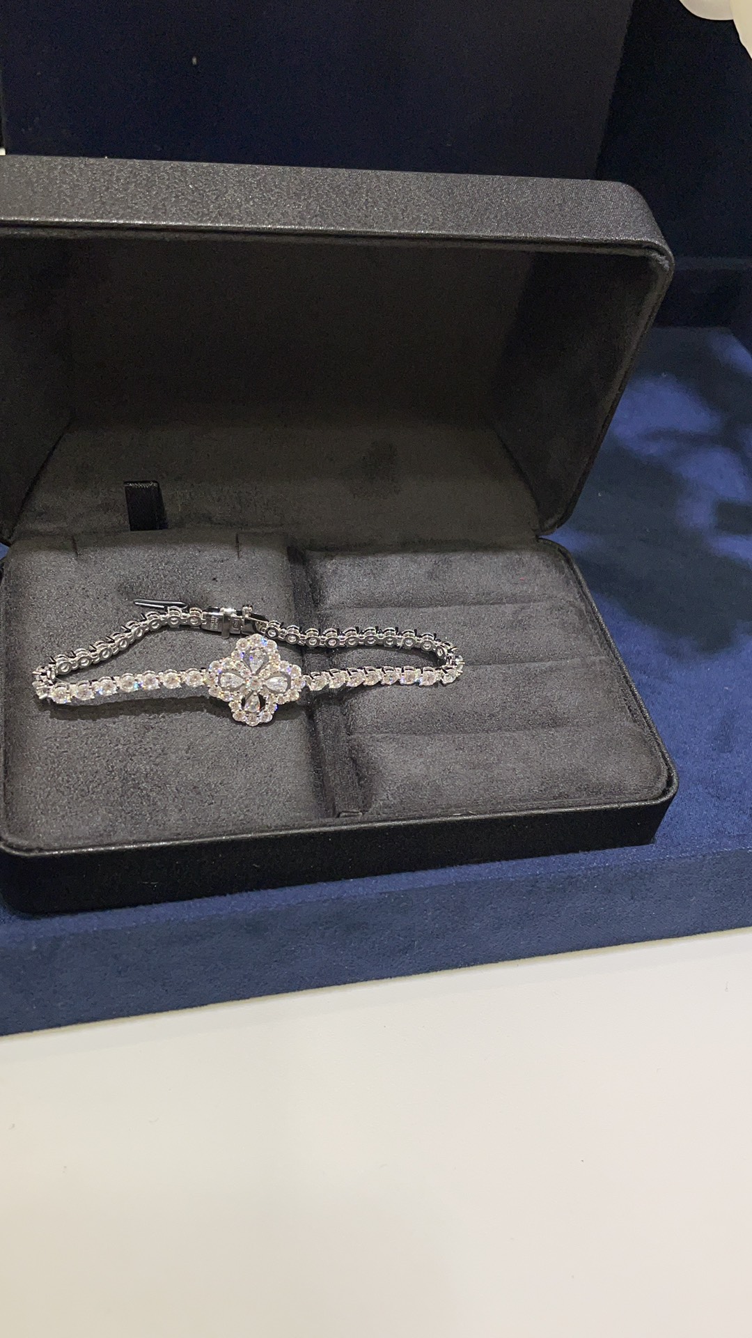 💎今日新品
Harry Winston新款loop奢华四叶草闪耀钻石手链
名媛富婆超爱的幸运四叶草钻石手链
高碳钻干净透亮 闪闪惹人爱💫
佩戴上手太贵气啦 让你整体气质up🔝
手链size:17cm
材质:s925纯银+高碳钻 珠宝工艺镶嵌