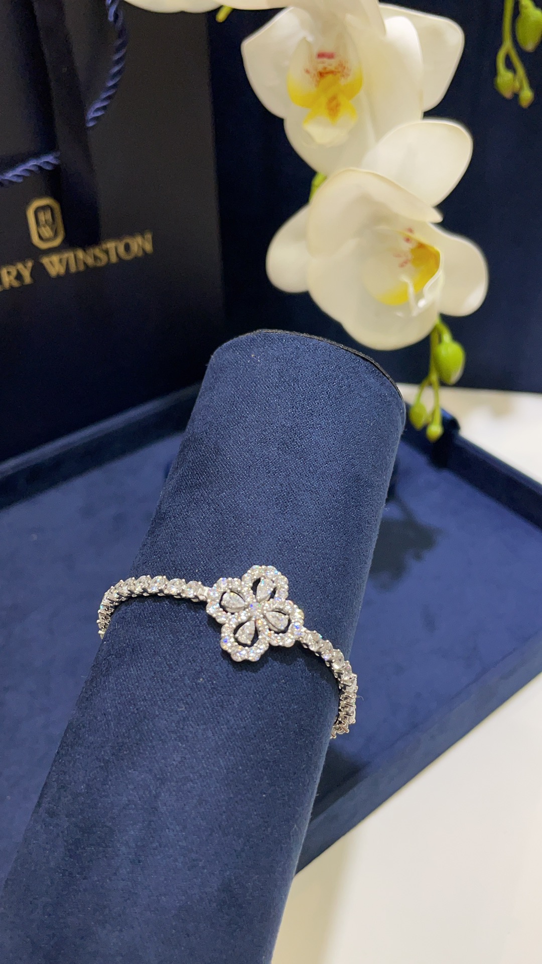 💎今日新品
Harry Winston新款loop奢华四叶草闪耀钻石手链
名媛富婆超爱的幸运四叶草钻石手链
高碳钻干净透亮 闪闪惹人爱💫
佩戴上手太贵气啦 让你整体气质up🔝
手链size:17cm
材质:s925纯银+高碳钻 珠宝工艺镶嵌