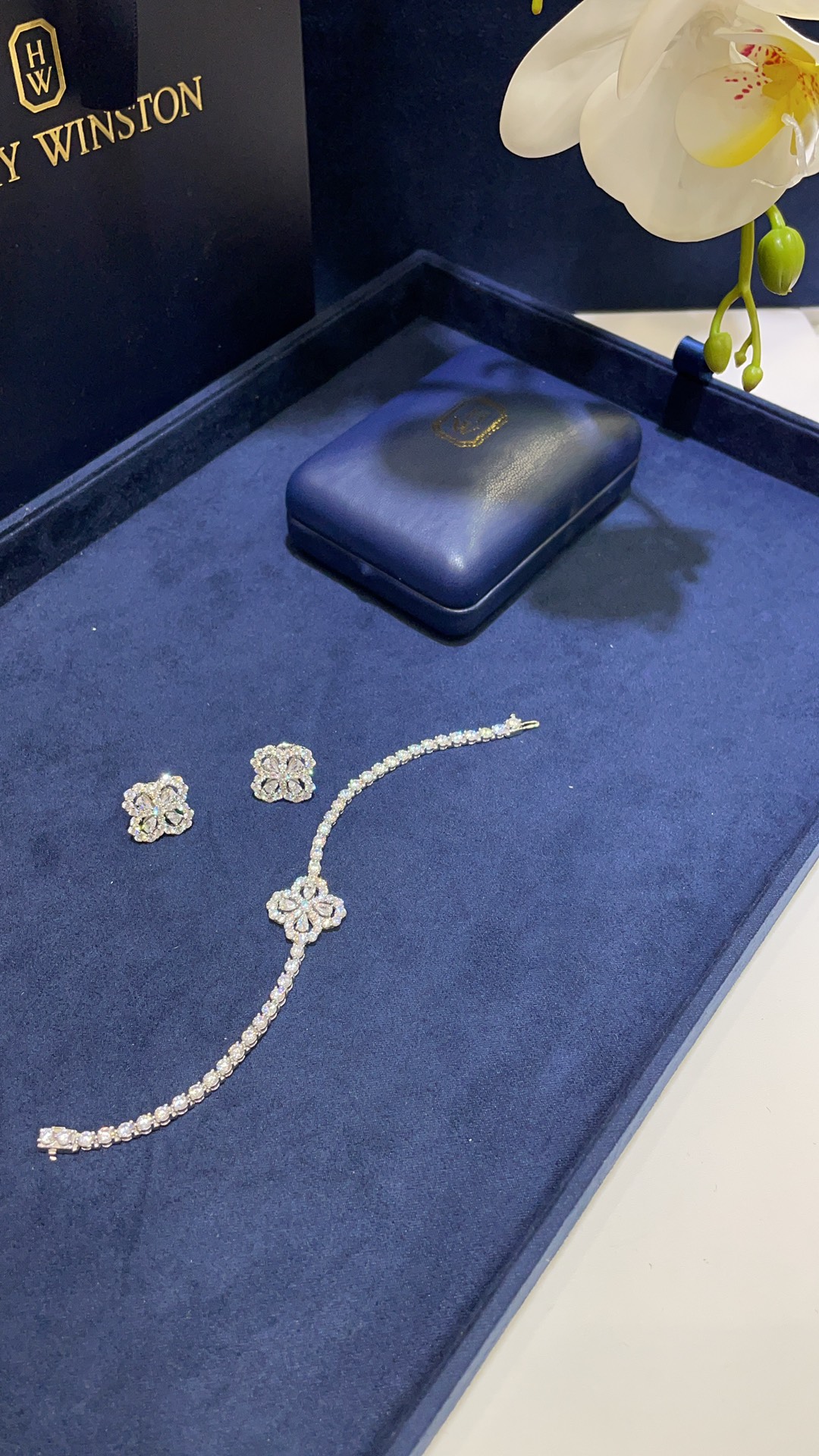 💎今日新品
Harry Winston新款loop奢华四叶草闪耀钻石手链
名媛富婆超爱的幸运四叶草钻石手链
高碳钻干净透亮 闪闪惹人爱💫
佩戴上手太贵气啦 让你整体气质up🔝
手链size:17cm
材质:s925纯银+高碳钻 珠宝工艺镶嵌