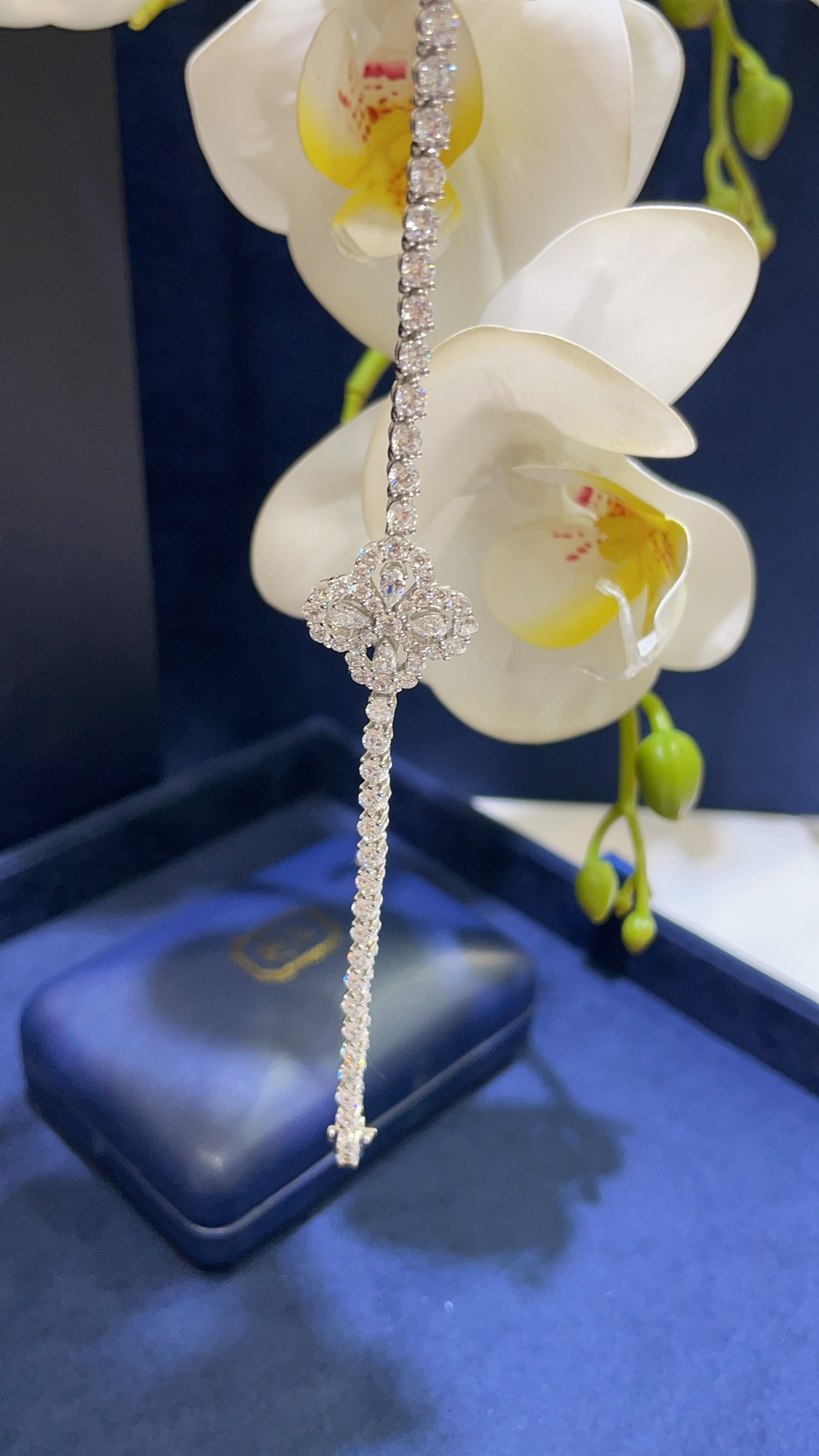 💎今日新品
Harry Winston新款loop奢华四叶草闪耀钻石手链
名媛富婆超爱的幸运四叶草钻石手链
高碳钻干净透亮 闪闪惹人爱💫
佩戴上手太贵气啦 让你整体气质up🔝
手链size:17cm
材质:s925纯银+高碳钻 珠宝工艺镶嵌