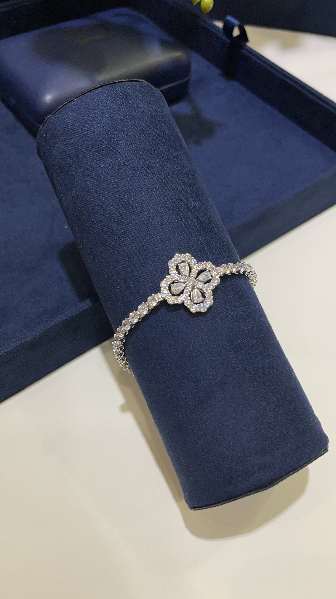 💎今日新品
Harry Winston新款loop奢华四叶草闪耀钻石手链
名媛富婆超爱的幸运四叶草钻石手链
高碳钻干净透亮 闪闪惹人爱💫
佩戴上手太贵气啦 让你整体气质up🔝
手链size:17cm
材质:s925纯银+高碳钻 珠宝工艺镶嵌