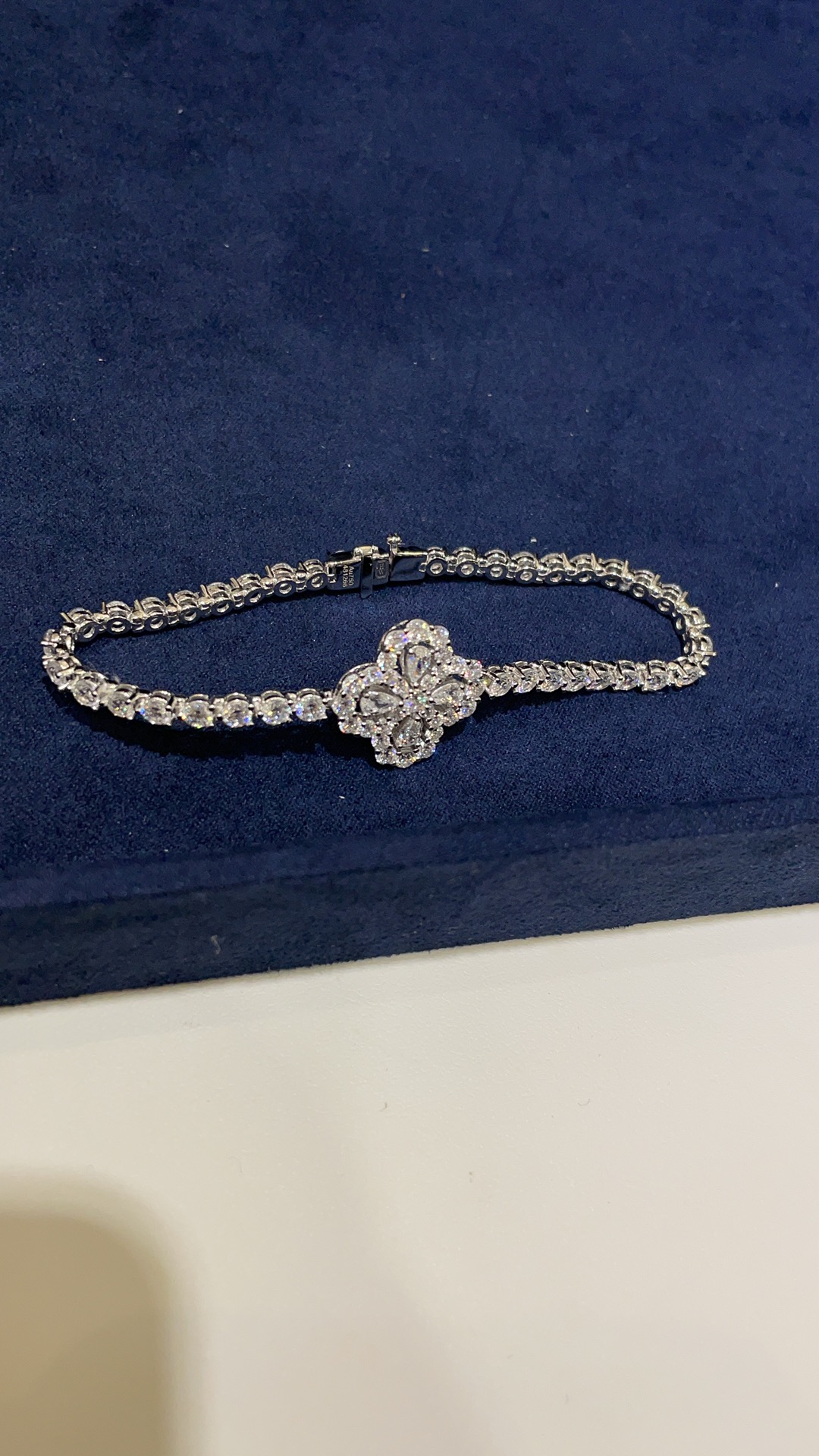 💎今日新品
Harry Winston新款loop奢华四叶草闪耀钻石手链
名媛富婆超爱的幸运四叶草钻石手链
高碳钻干净透亮 闪闪惹人爱💫
佩戴上手太贵气啦 让你整体气质up🔝
手链size:17cm
材质:s925纯银+高碳钻 珠宝工艺镶嵌