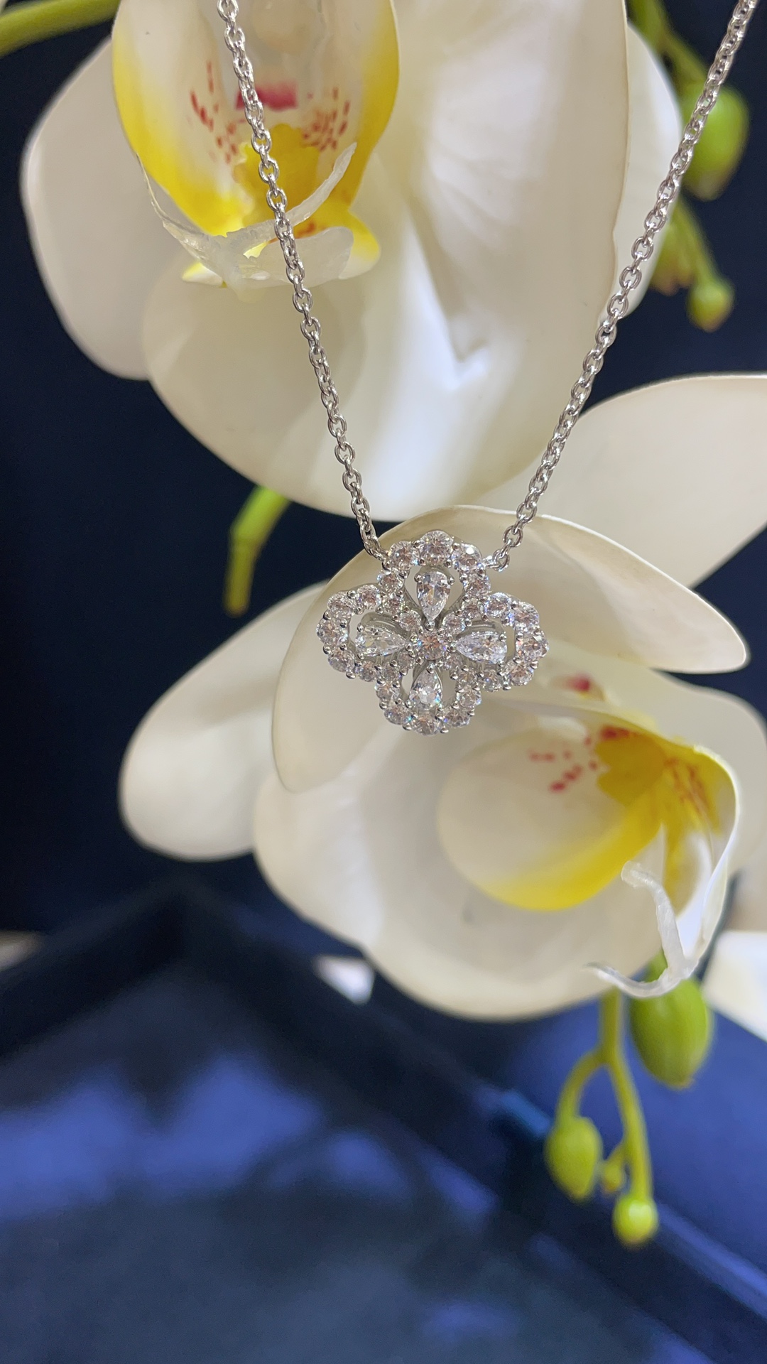 💎今日新品
Harry Winston新款loop奢华四叶草闪耀钻石项链
HW最经典的项链 真的一直都火🔥
高碳钻干净透亮 闪闪惹人爱💫
佩戴上身太好看啦 让你整体气质up🔝
材质:s925纯银+高碳钻 珠宝工艺镶嵌